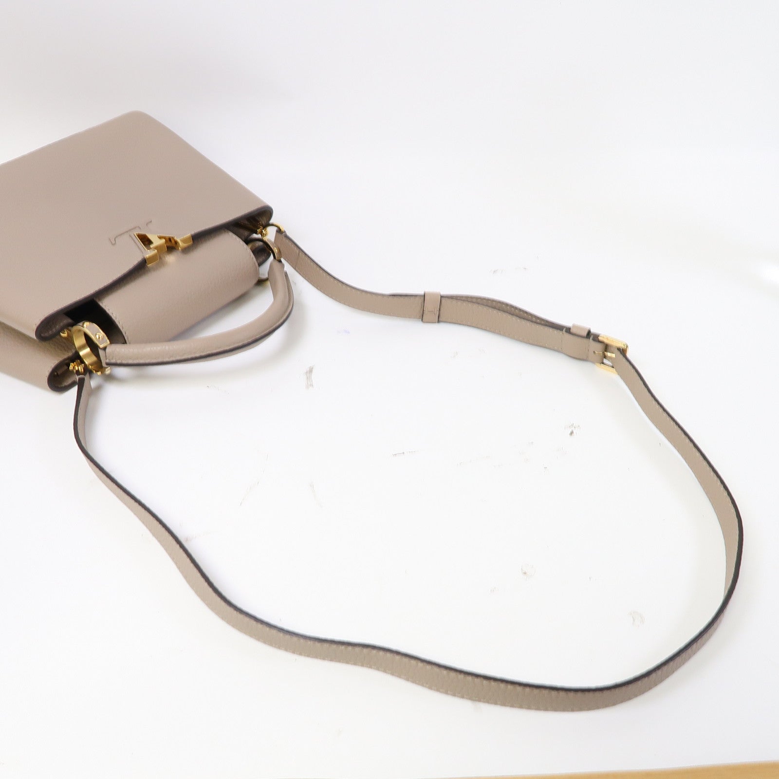 LOUIS VUITTON 牛皮皮革Capucines BB金扣手挽肩背兩用袋米色