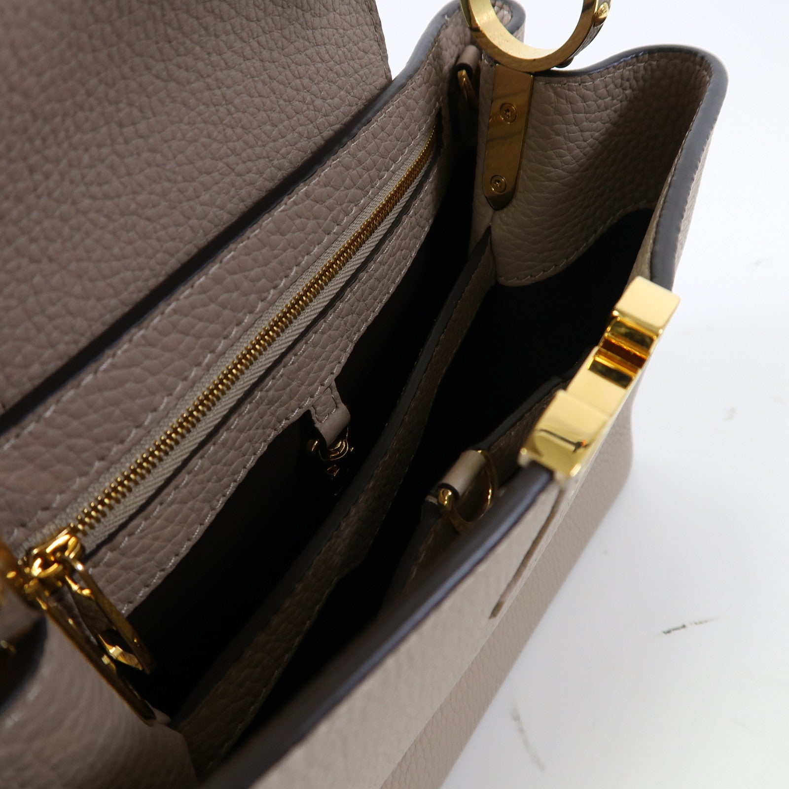 LOUIS VUITTON 牛皮皮革Capucines BB金扣手挽肩背兩用袋米色