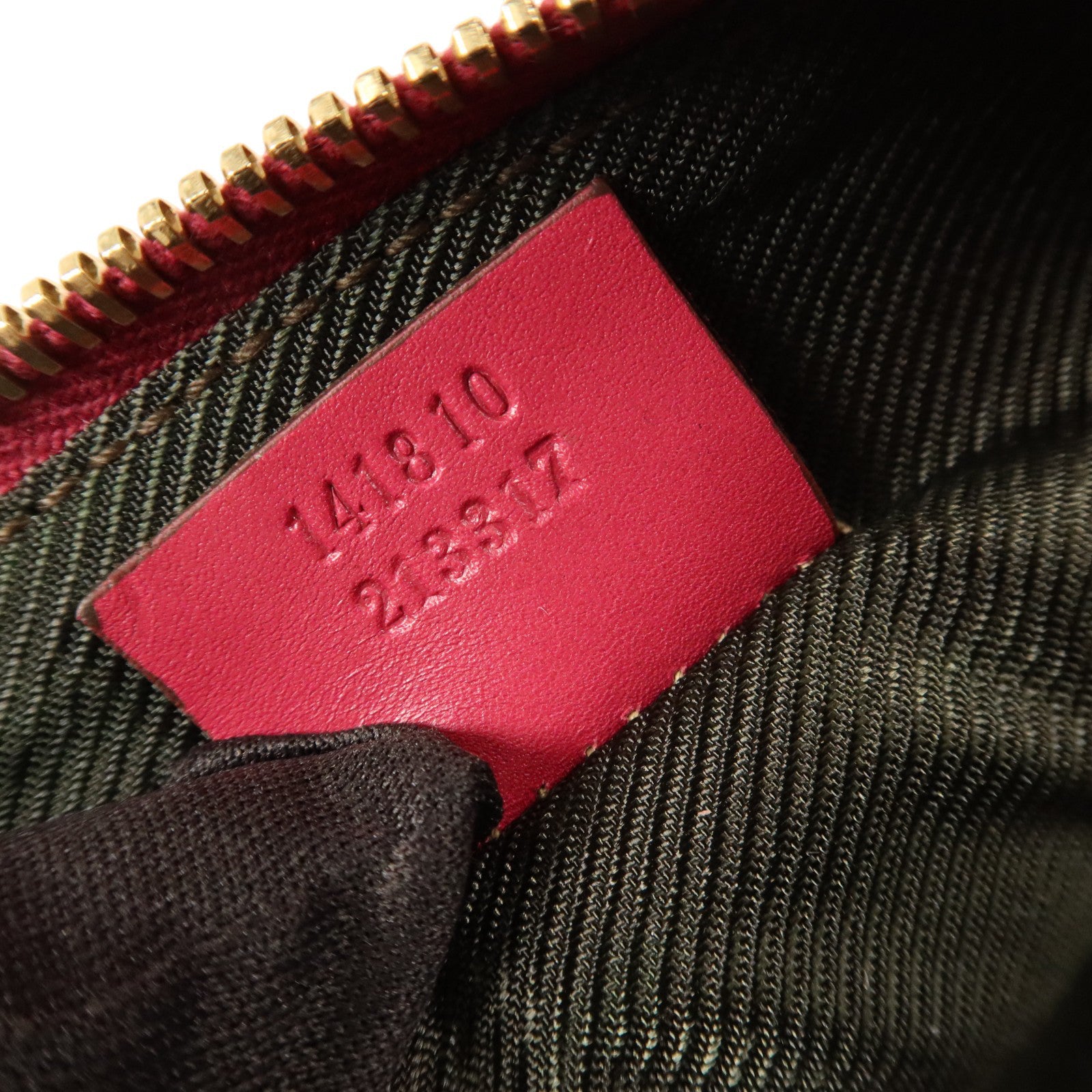 GUCCI 牛皮皮革Pouch金扣手拿包