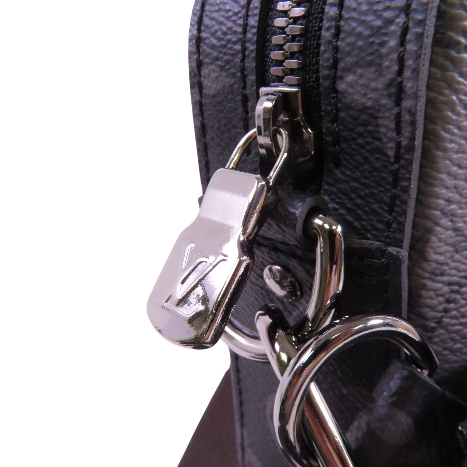 LOUIS VUITTON Monogram Eclipse YK x Trio Messenger銀扣肩背袋