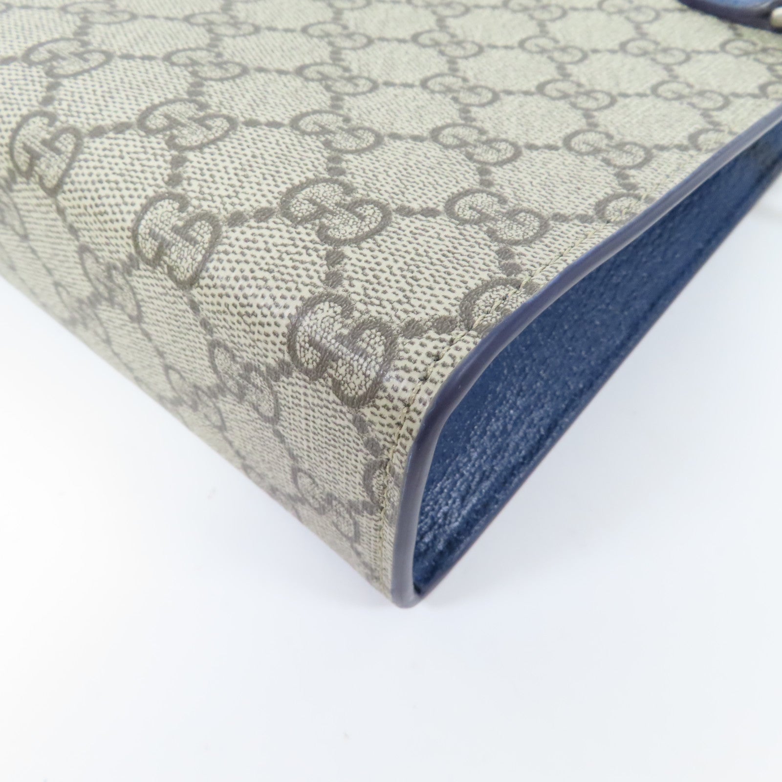 GUCCI 塗層帆布GG Supreme Pouch銀扣手拿包米色