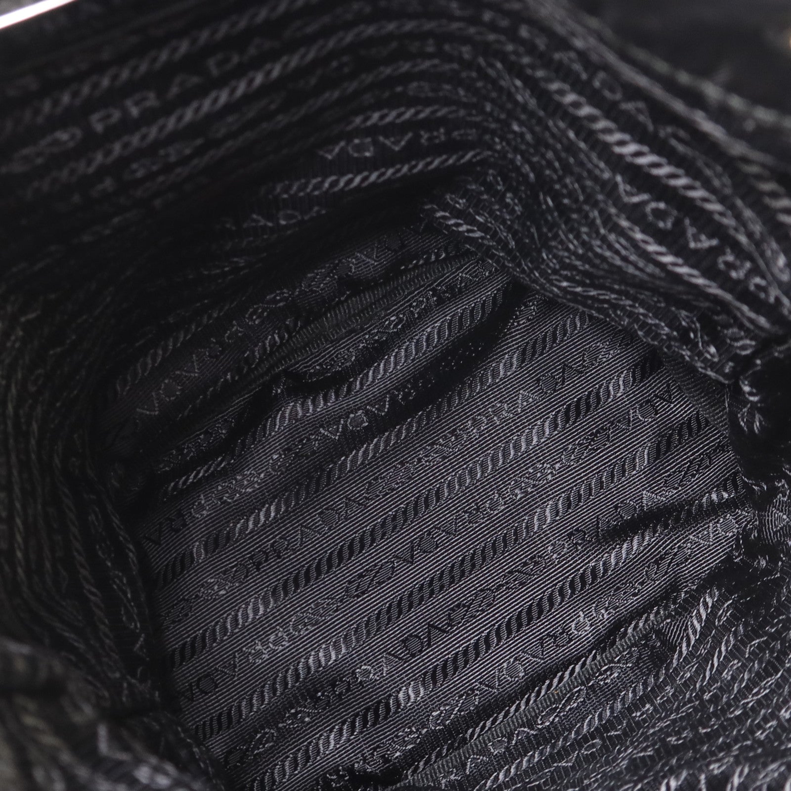 PRADA 尼龍Re-Nylon Drawstring銀扣手拿包