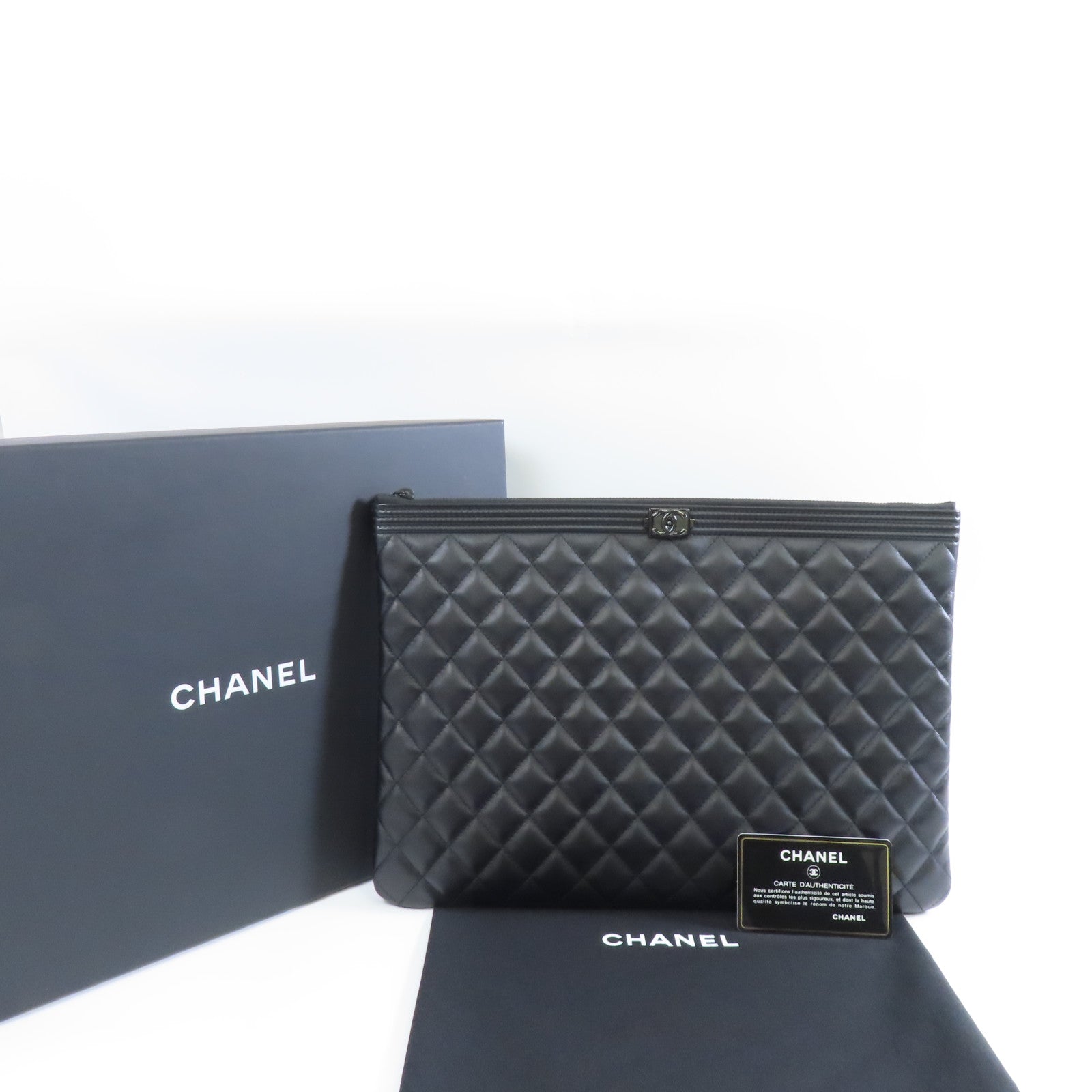 CHANEL 菱格羊皮皮革Boy Pouch手拿包黑色