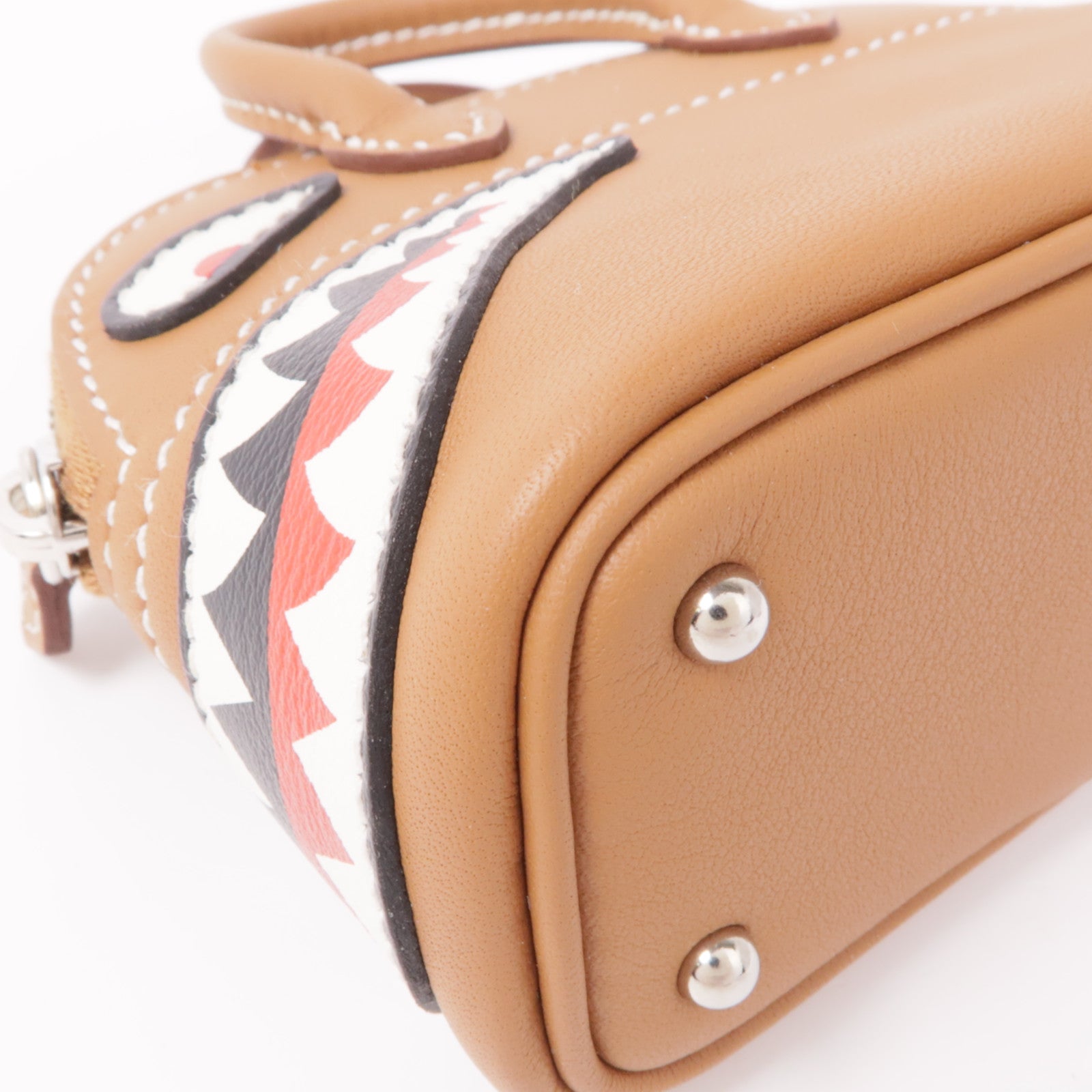 送料込♪【HERMES】Bolide Shark Charm Swift & Palladium Gold HERMES Swift皮革Bolide Shark Charm銀扣掛飾Gold – Brand Off