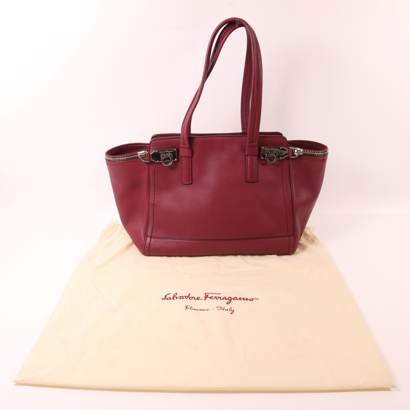 Salvatore Ferragamo 牛皮皮革Shoulder Bag銀扣肩背袋