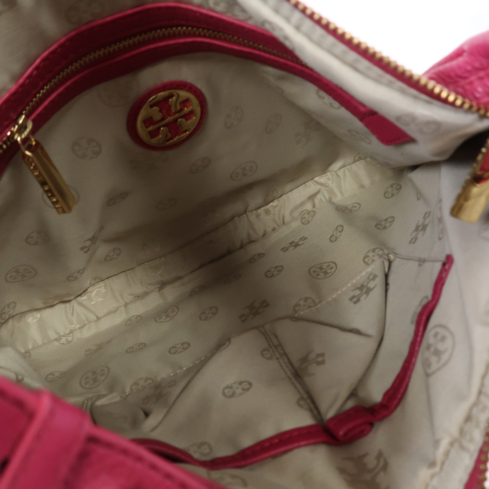 Tory Burch 牛皮皮革Amanda Flat Hobo金扣手挽肩背兩用袋粉紅色