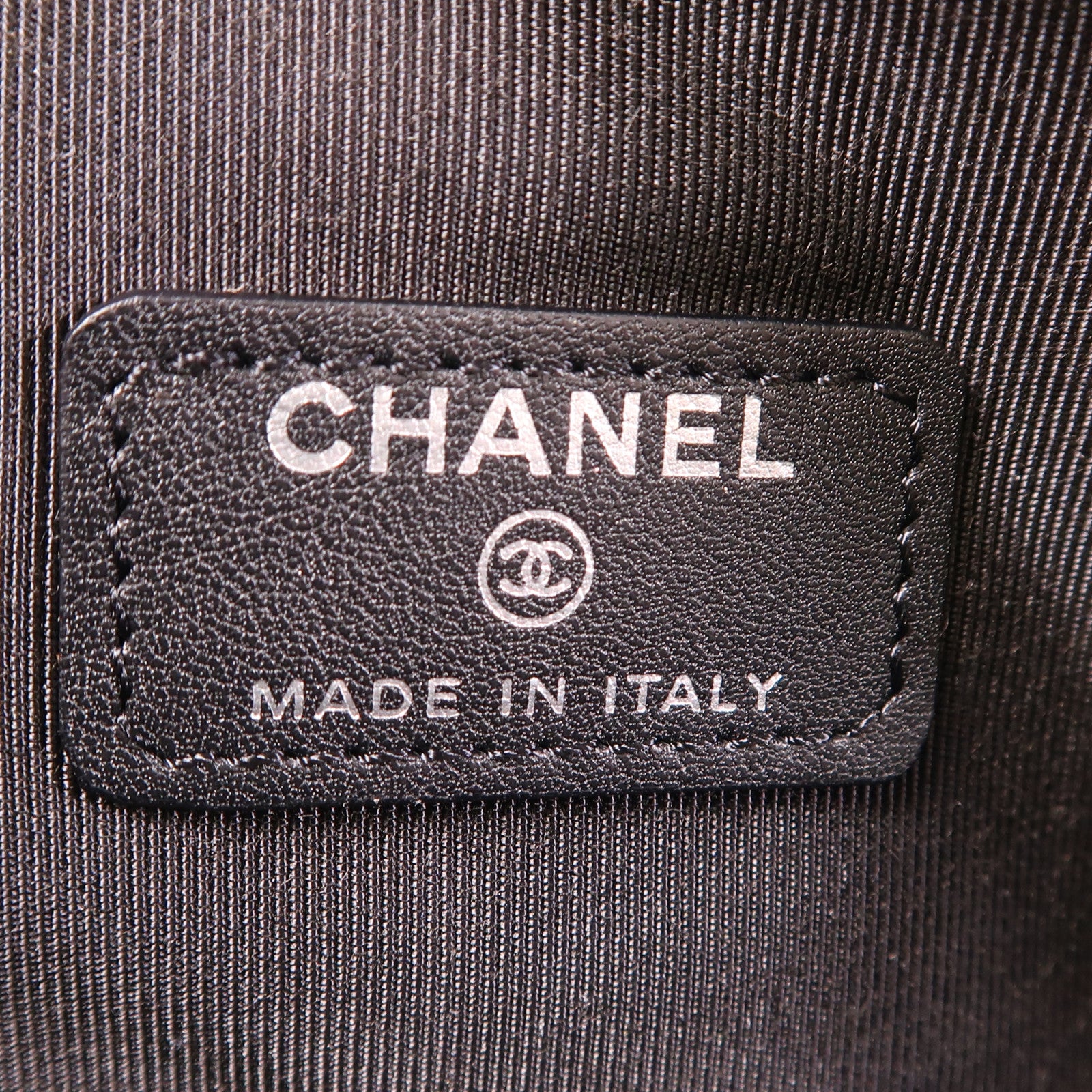 CHANEL 漆皮皮革Pouch銀扣手拿包