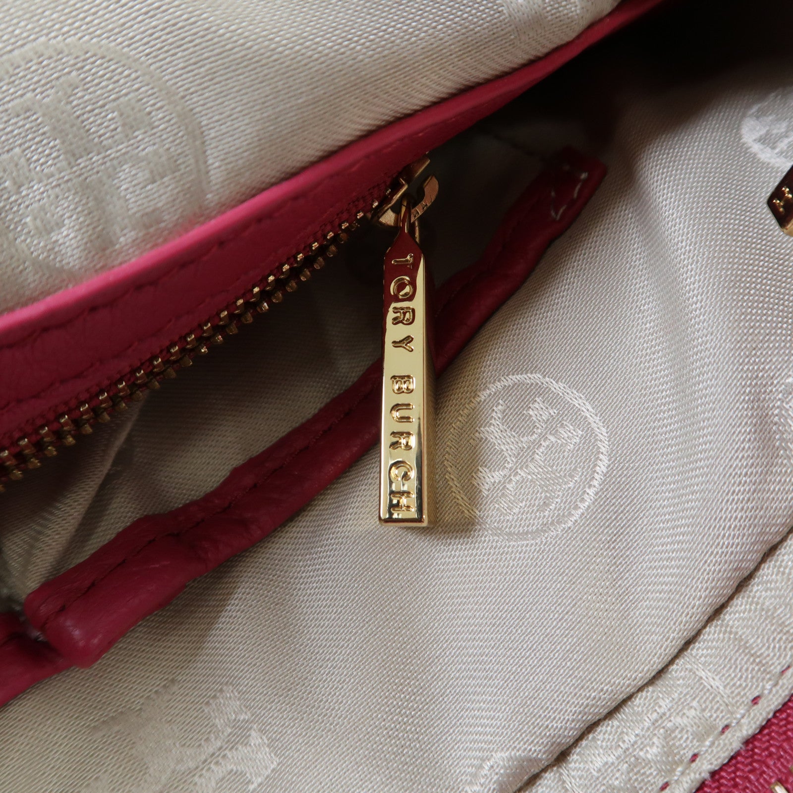 Tory Burch 牛皮皮革Amanda Flat Hobo金扣手挽肩背兩用袋粉紅色