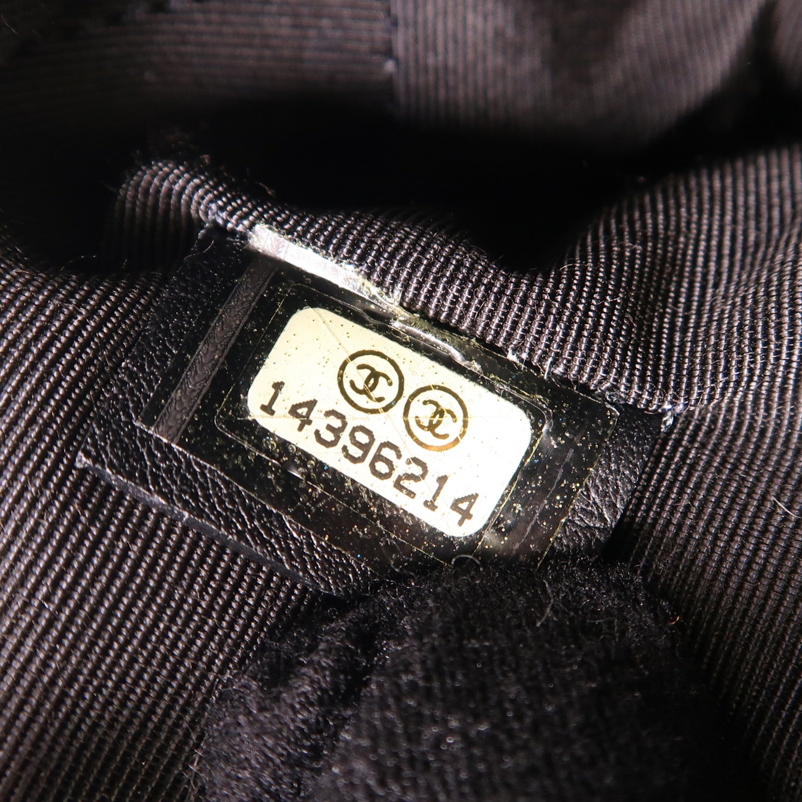 CHANEL 漆皮皮革Pouch銀扣手拿包