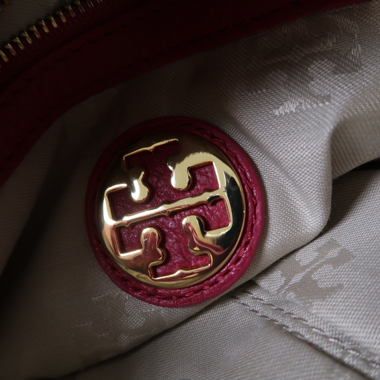 Tory Burch 牛皮皮革Amanda Flat Hobo金扣手挽肩背兩用袋粉紅色