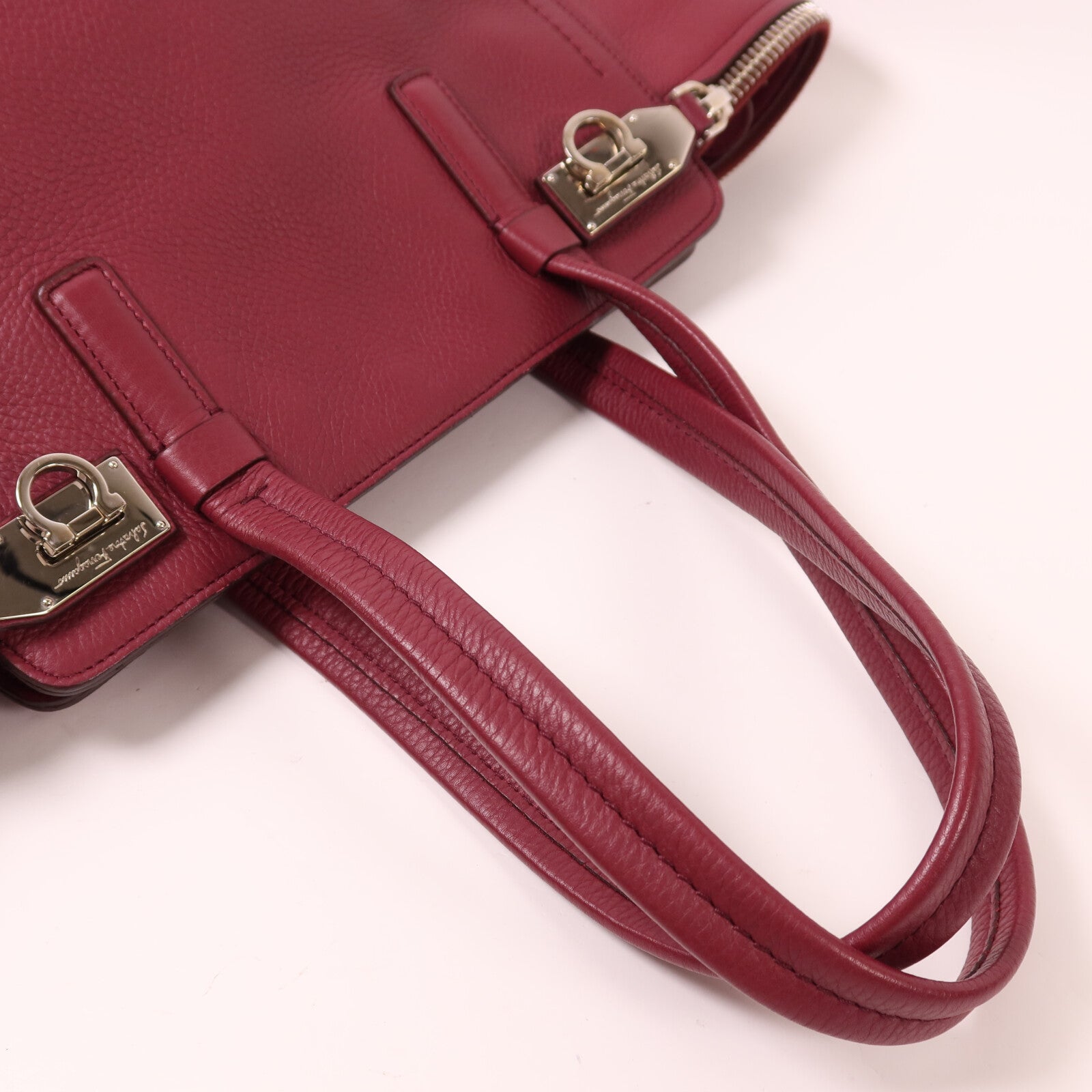 Salvatore Ferragamo 牛皮皮革Shoulder Bag銀扣肩背袋