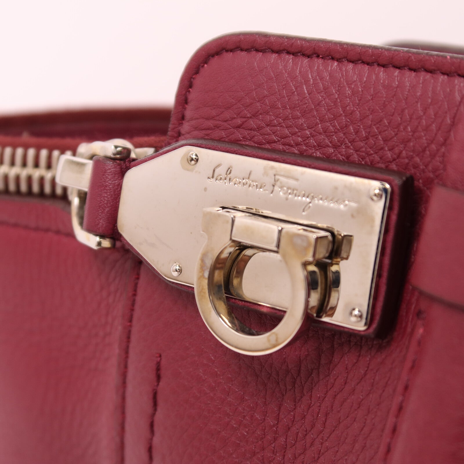 Salvatore Ferragamo 牛皮皮革Shoulder Bag銀扣肩背袋
