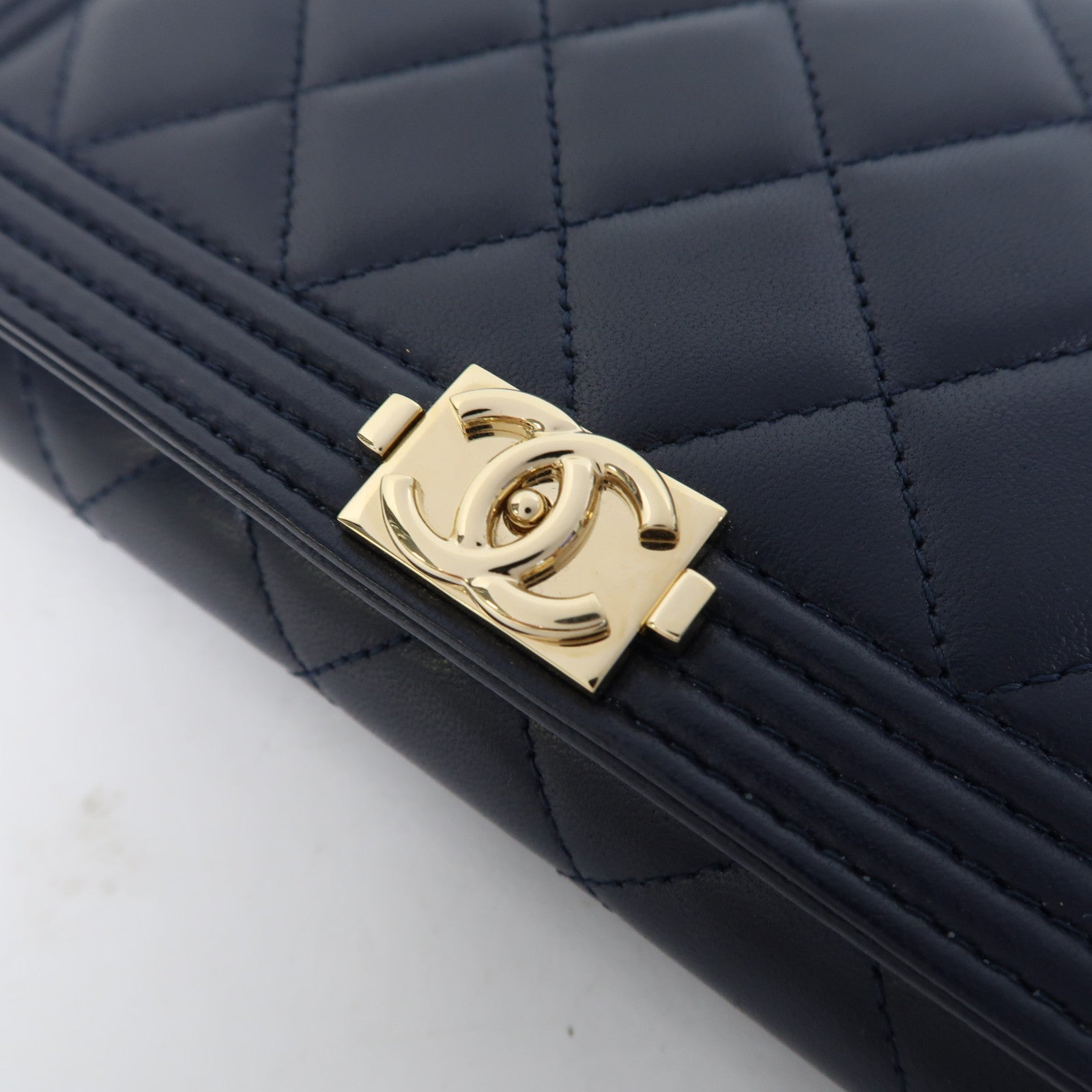 CHANEL 菱格羊皮皮革Boy金扣肩背袋藍色
