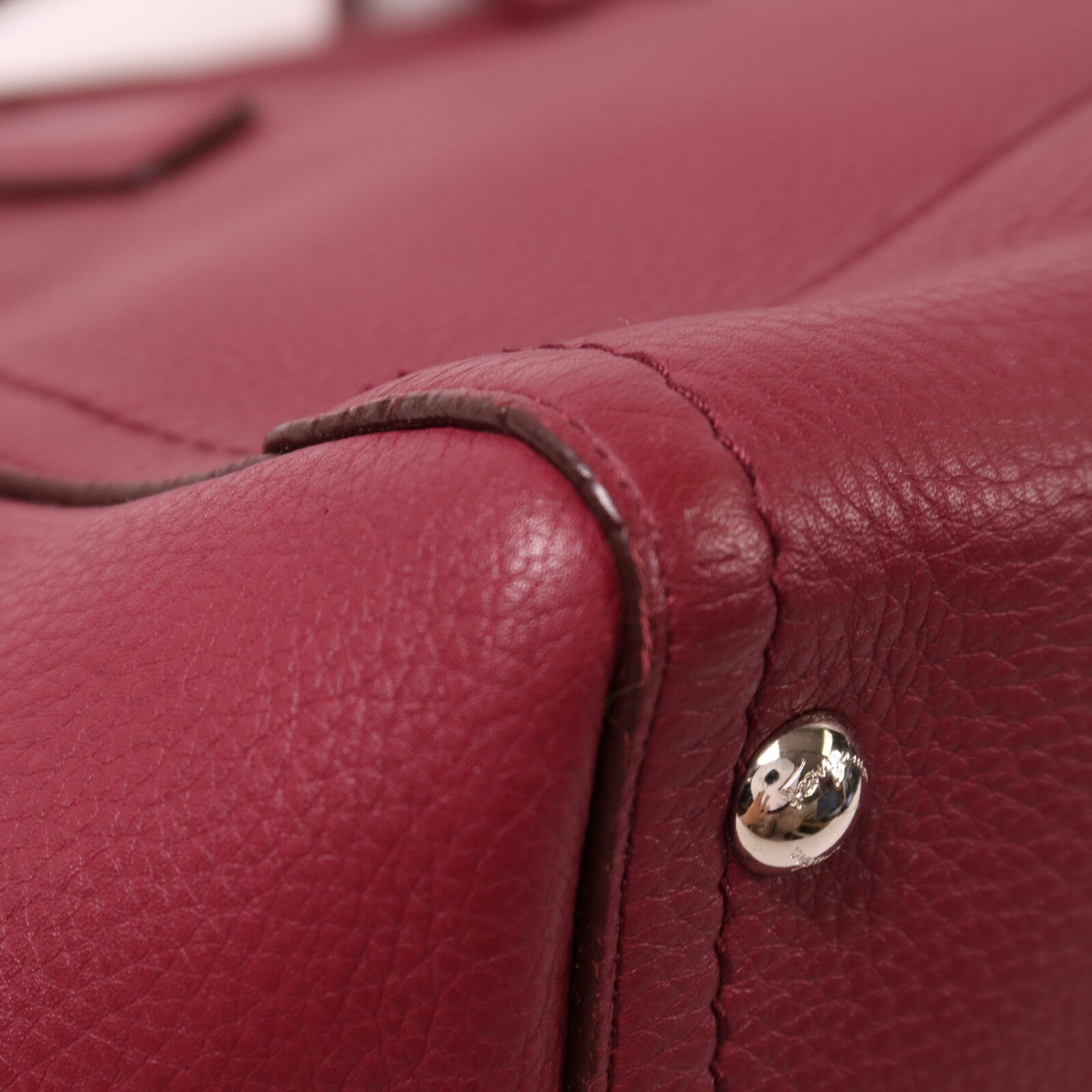 Salvatore Ferragamo 牛皮皮革Shoulder Bag銀扣肩背袋