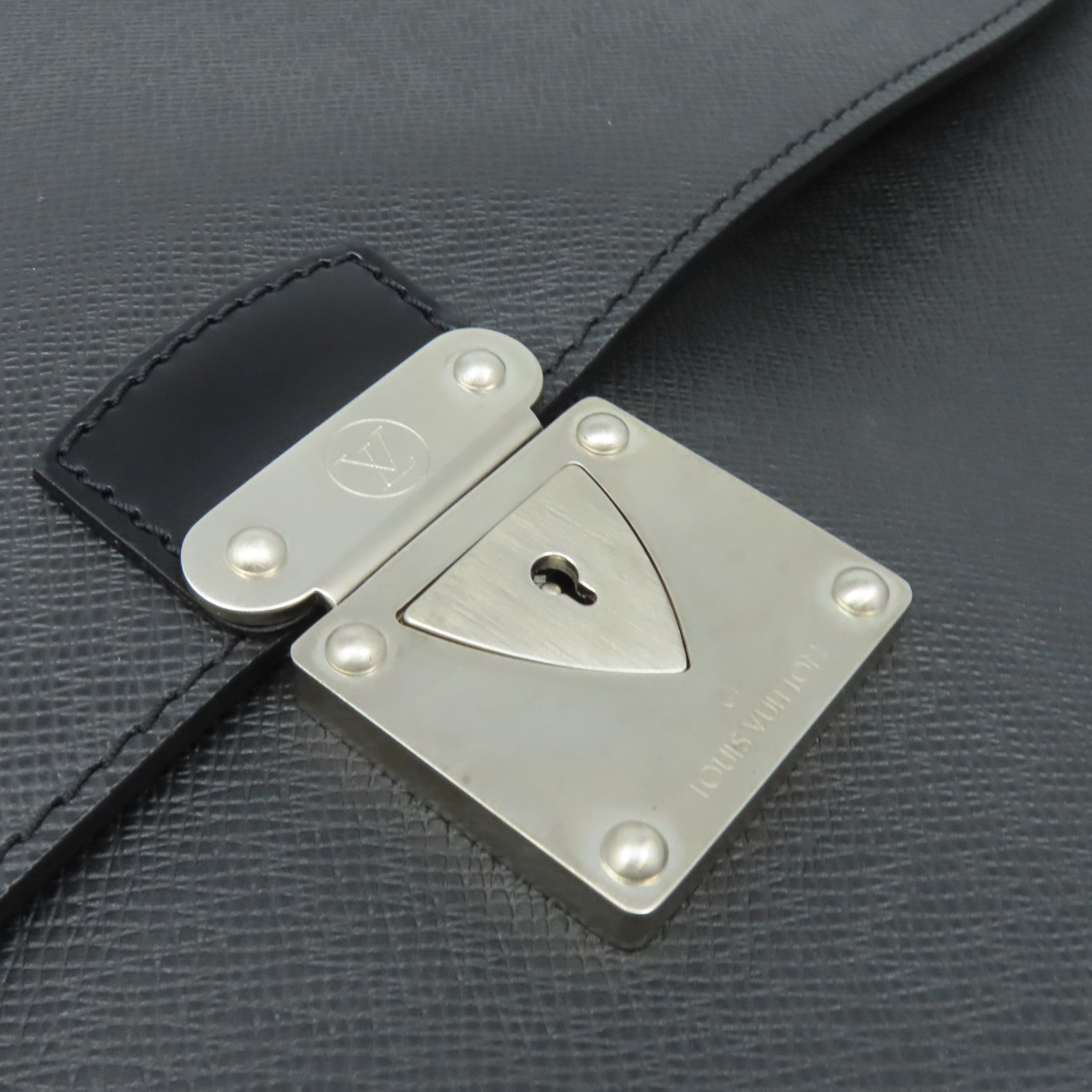 LOUIS VUITTON Taiga Robusto 2 Business Bag銀扣公事袋黑色