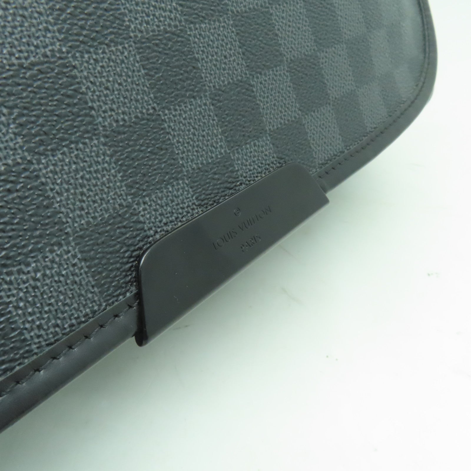 LOUIS VUITTON 【激減優惠】 Graphite Daniel MM銀扣肩背袋黑色/灰色