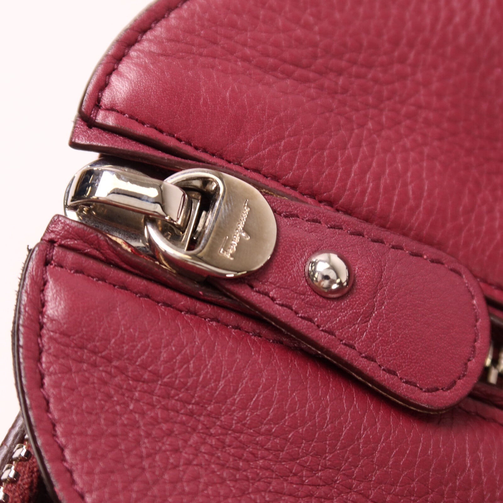 Salvatore Ferragamo 牛皮皮革Shoulder Bag銀扣肩背袋