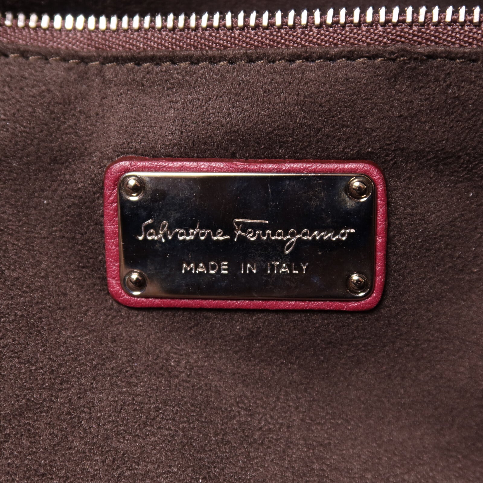 Salvatore Ferragamo 牛皮皮革Shoulder Bag銀扣肩背袋