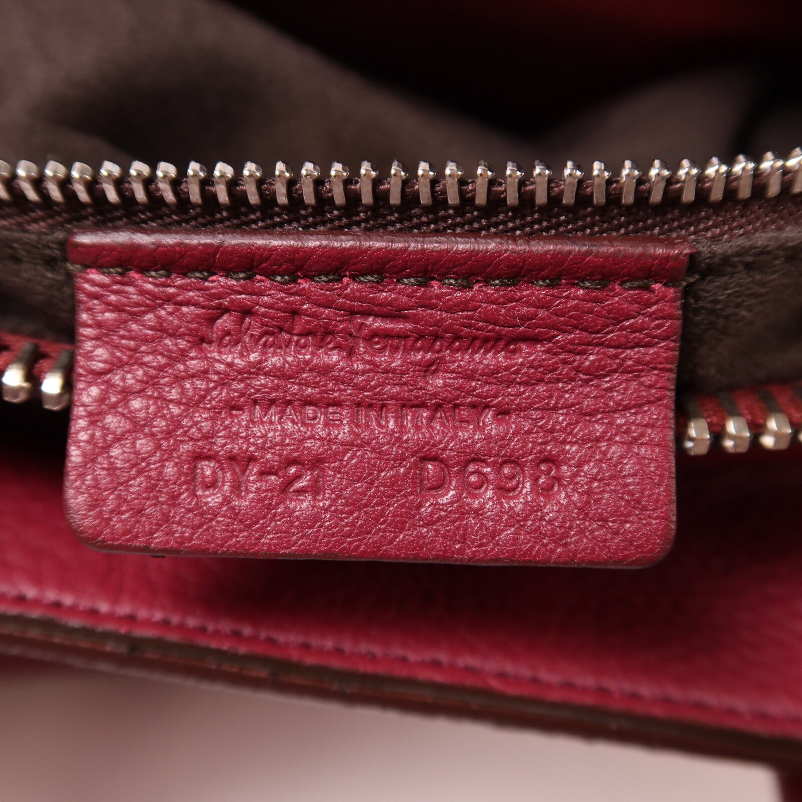 Salvatore Ferragamo 牛皮皮革Shoulder Bag銀扣肩背袋