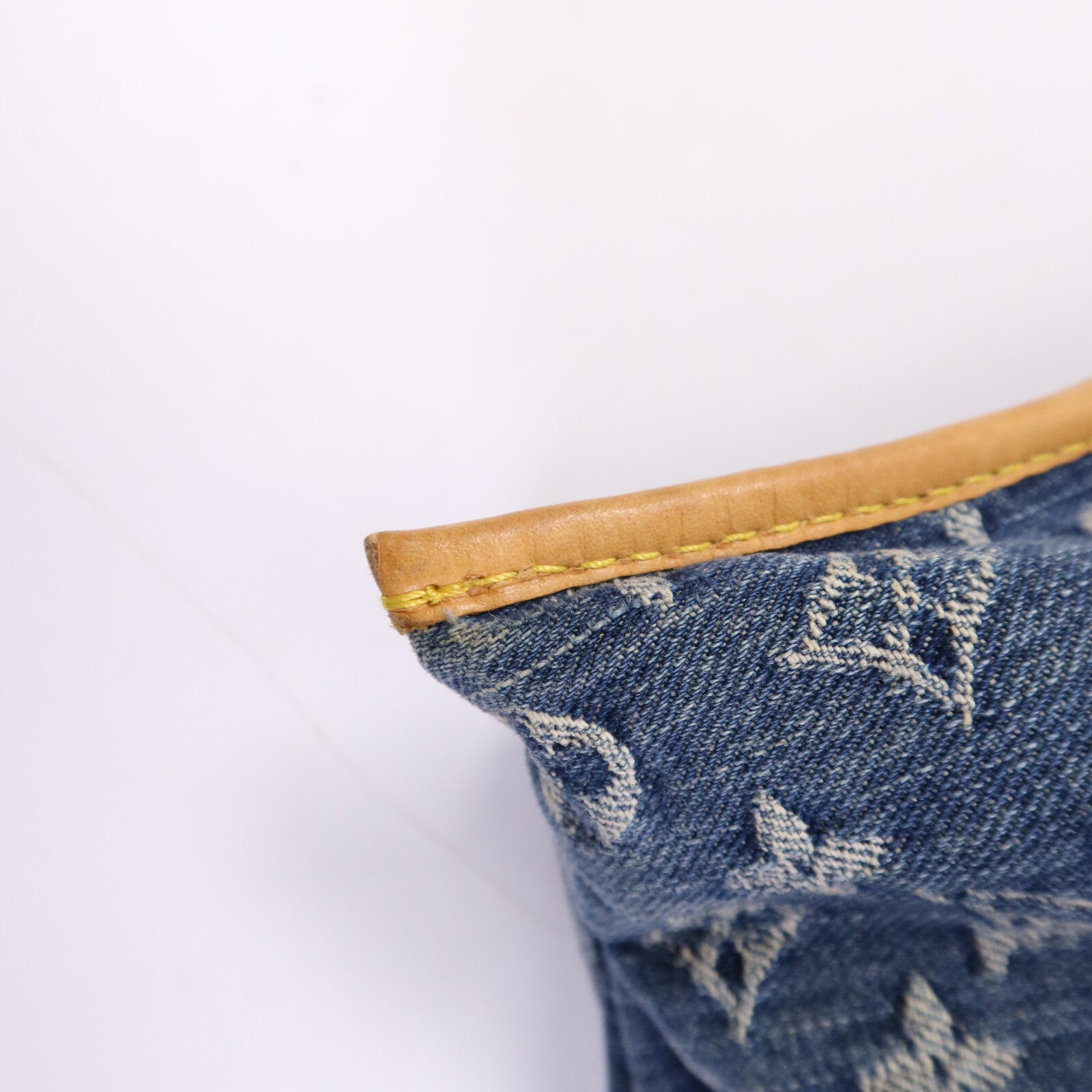LOUIS VUITTON Monogram Denim Flat Shopper金扣手挽袋