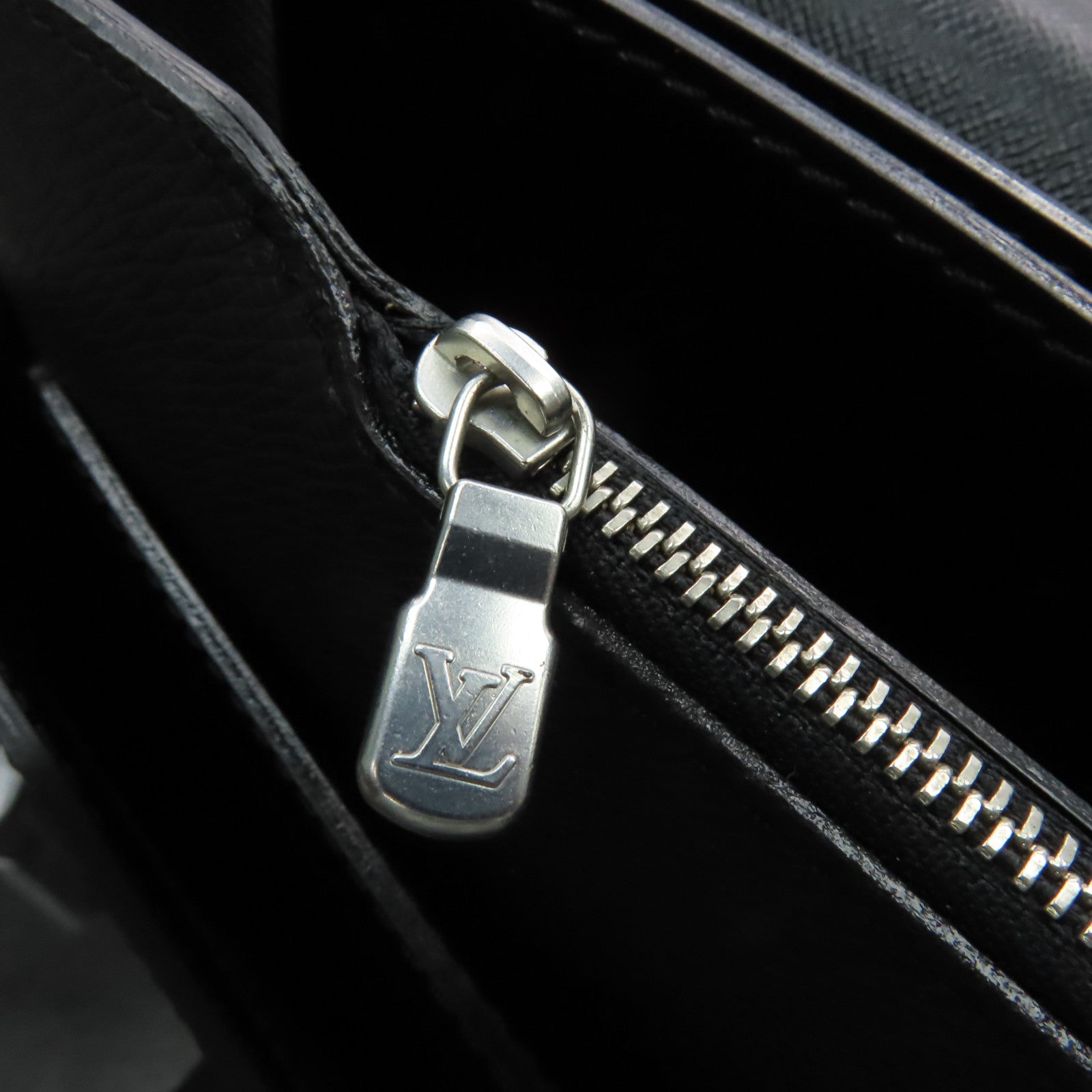 LOUIS VUITTON Taiga Robusto 2 Business Bag銀扣公事袋黑色