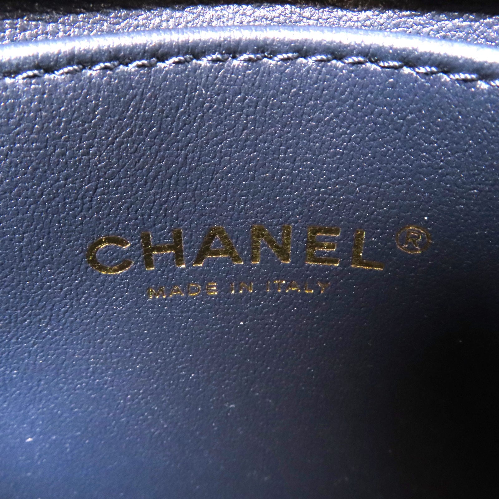 CHANEL Caviar皮革Mini Boy金扣肩背袋深藍色