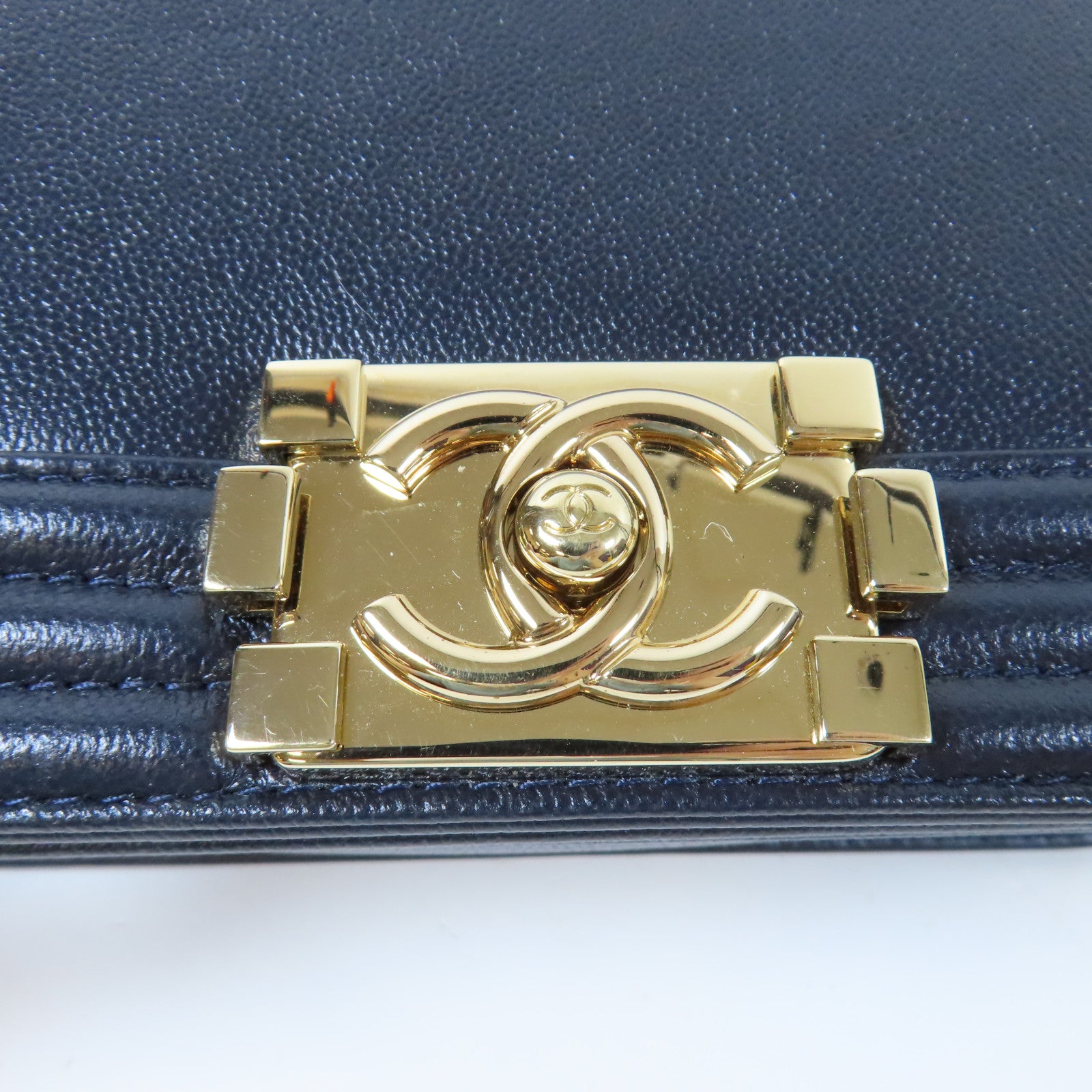 CHANEL Caviar皮革Mini Boy金扣肩背袋深藍色