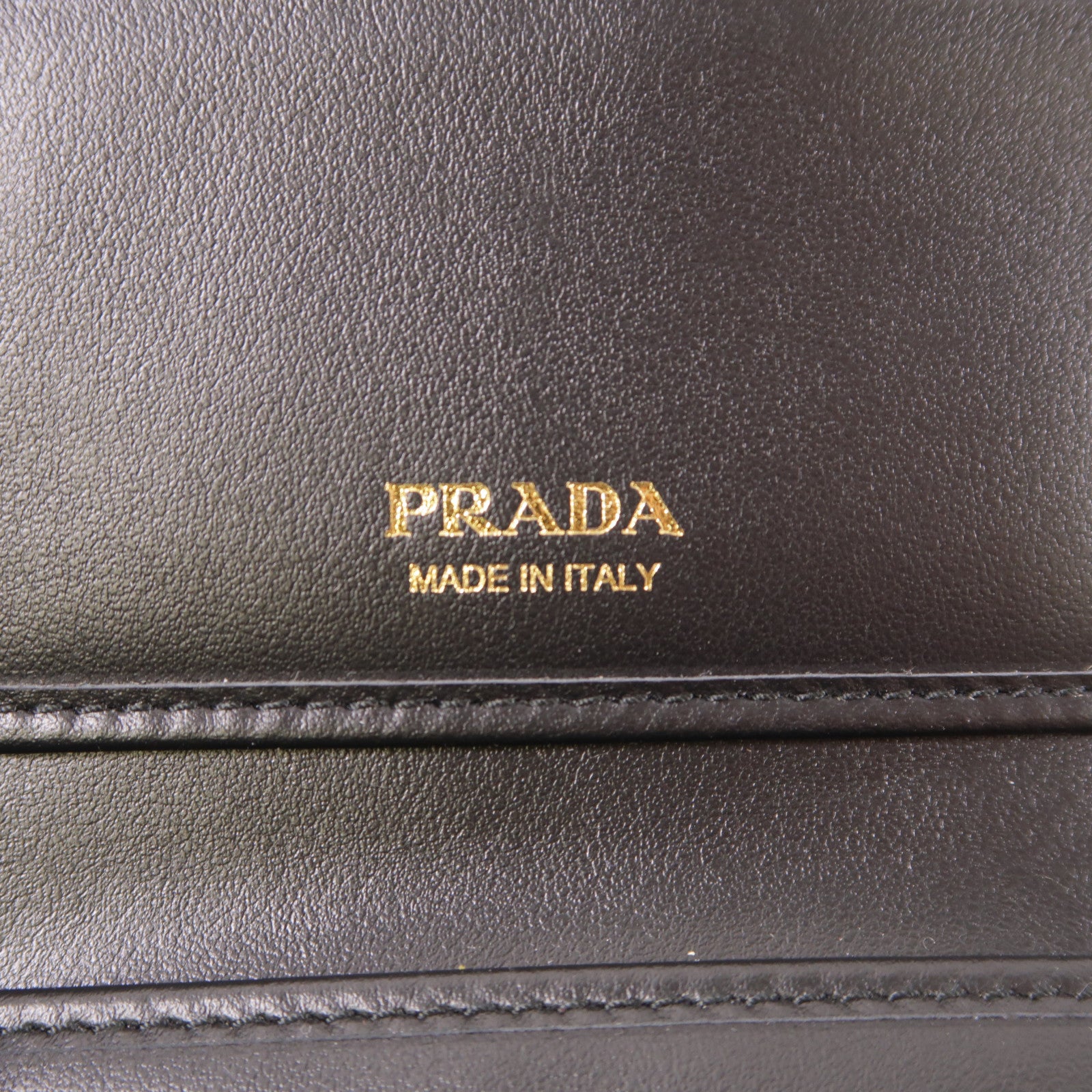 PRADA Saffiano皮革金扣錢包