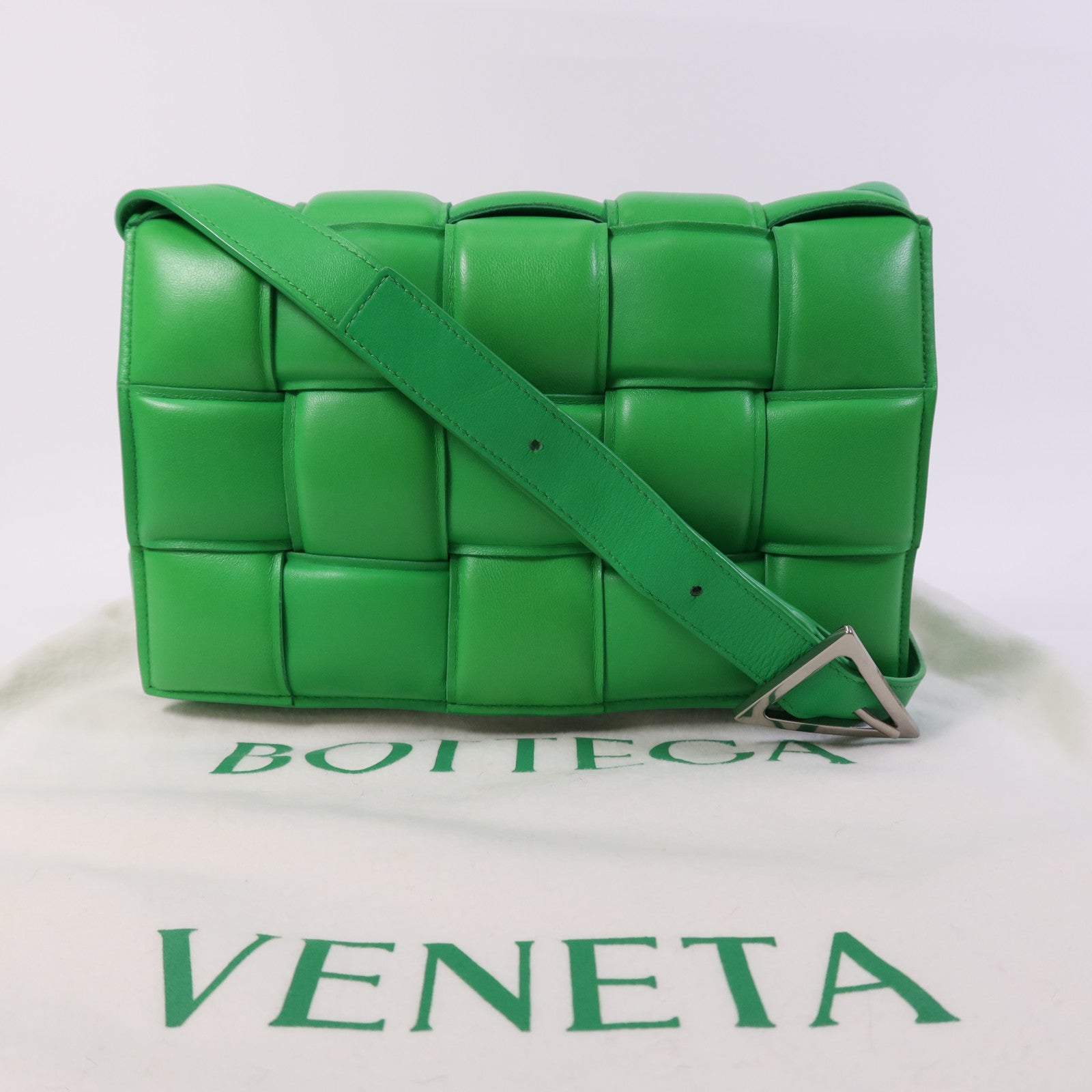 BOTTEGA VENETA 牛皮皮革Casstte Padded銀扣肩背袋