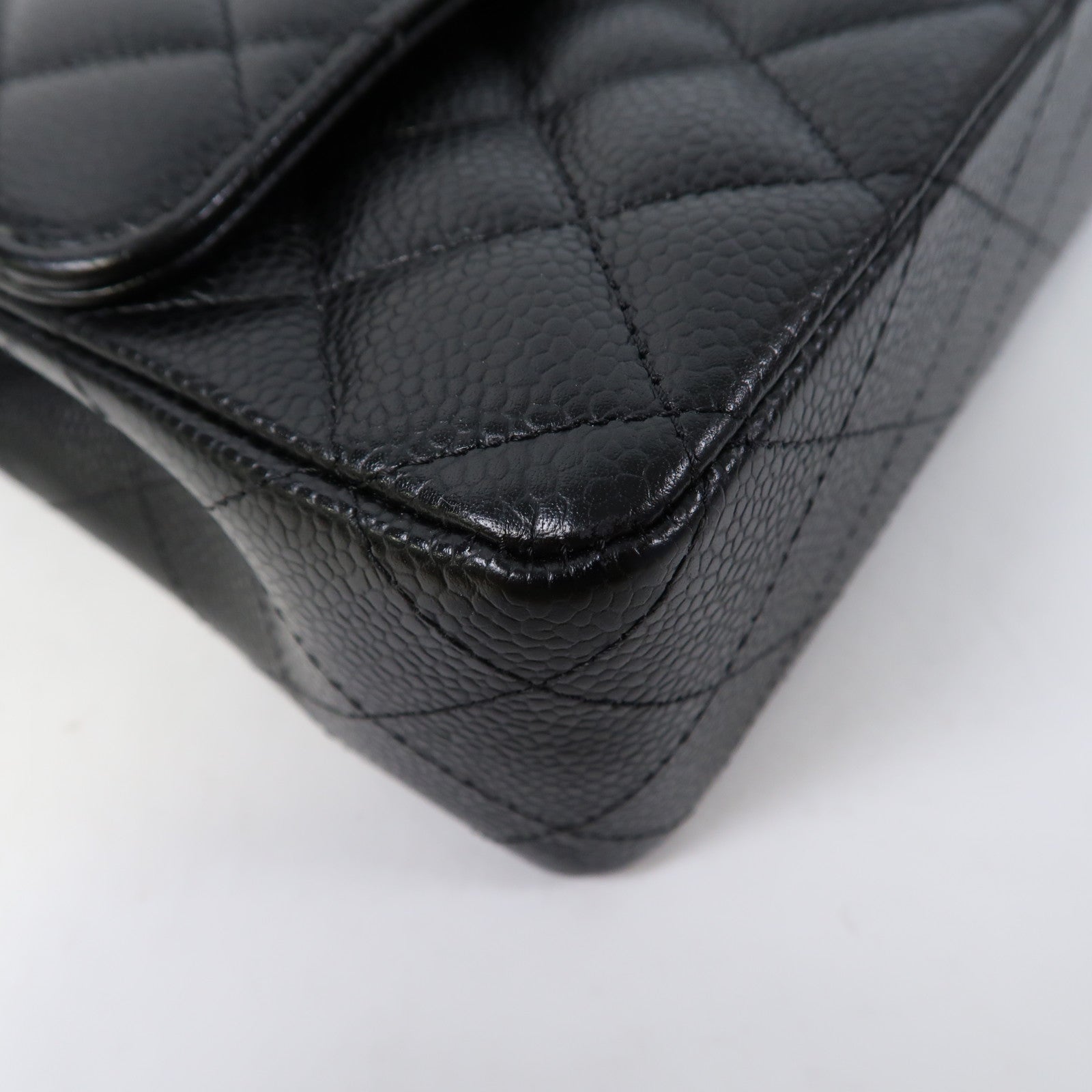 CHANEL 菱格Caviar皮革Classic 25銀扣肩背袋黑色