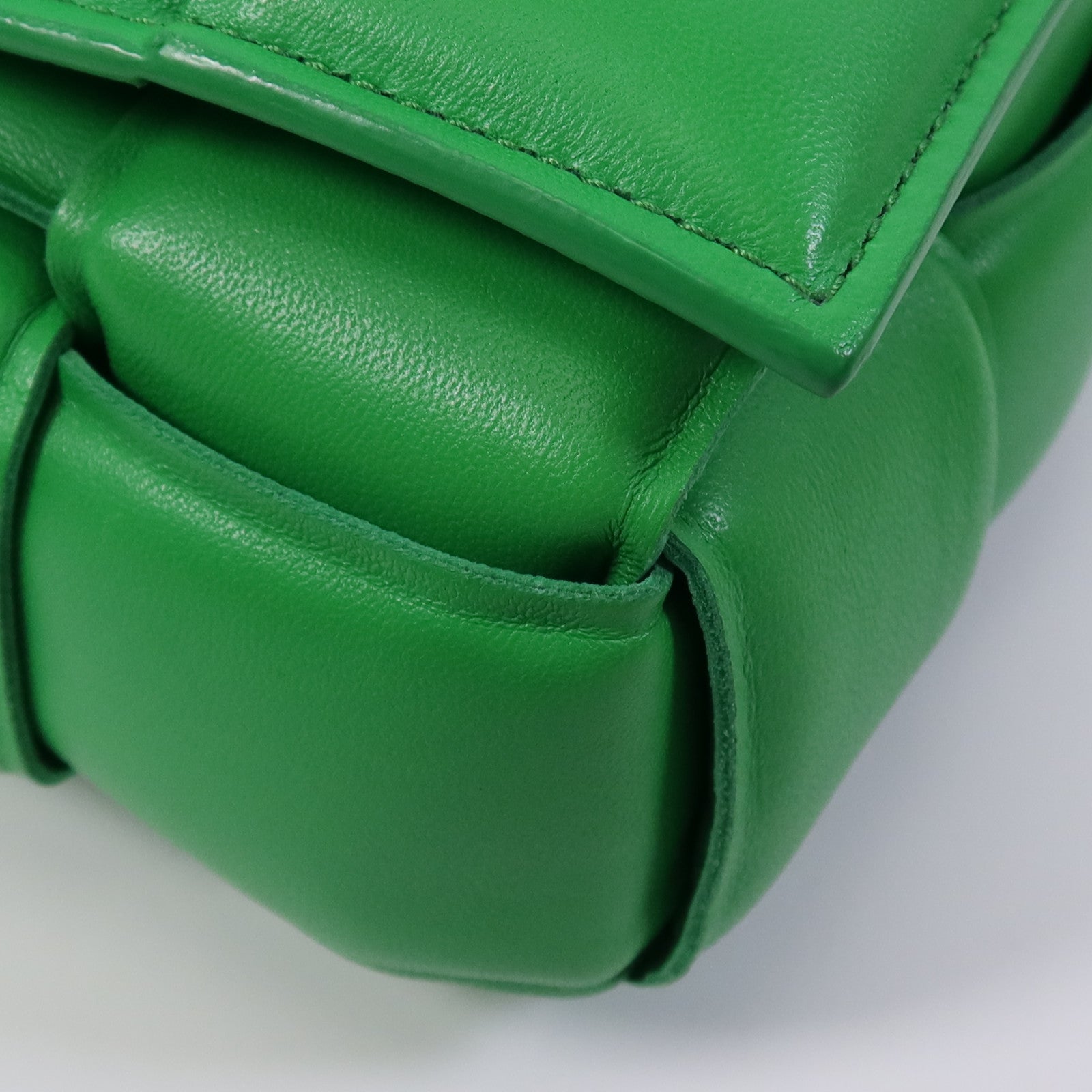 BOTTEGA VENETA 牛皮皮革Casstte Padded銀扣肩背袋