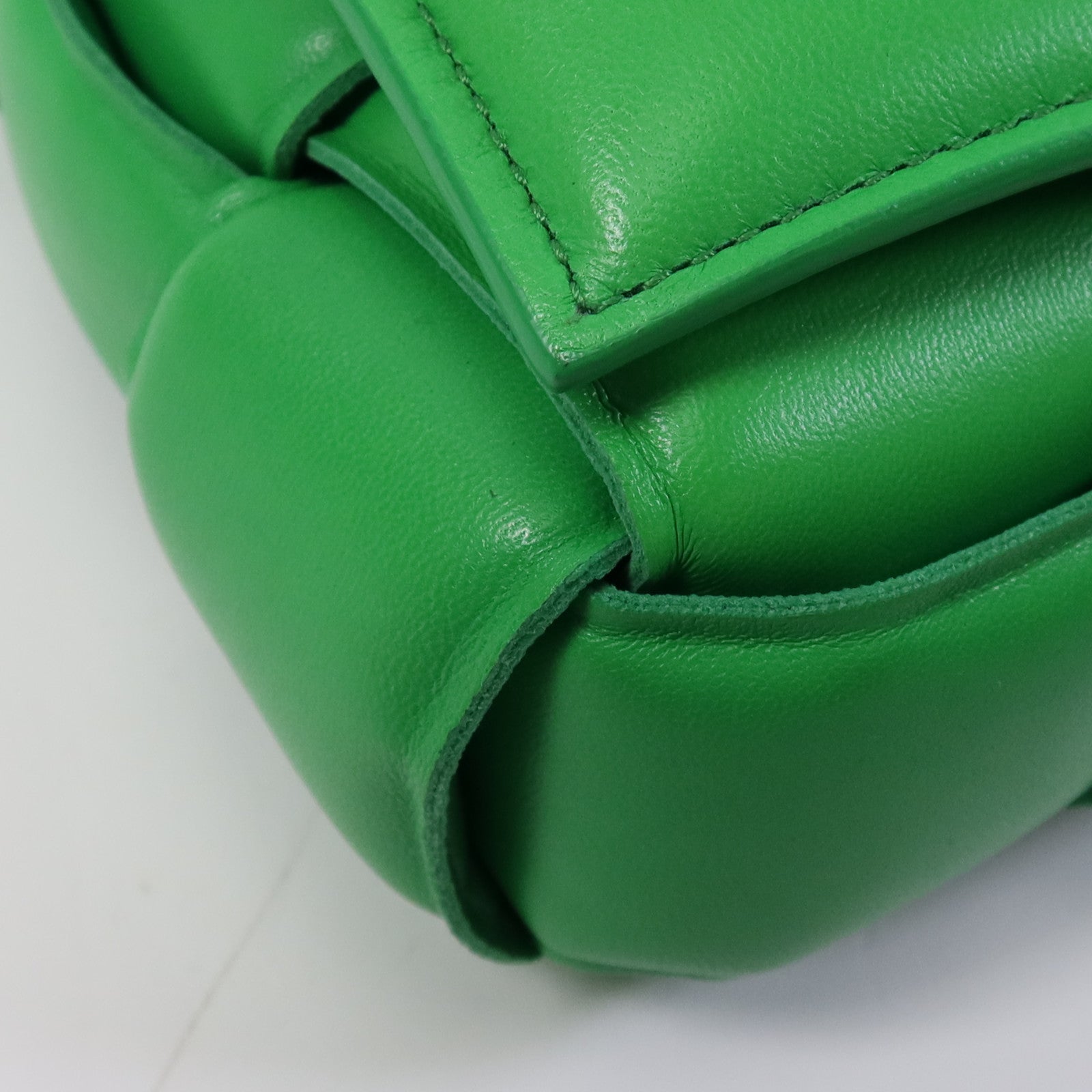 BOTTEGA VENETA 牛皮皮革Casstte Padded銀扣肩背袋