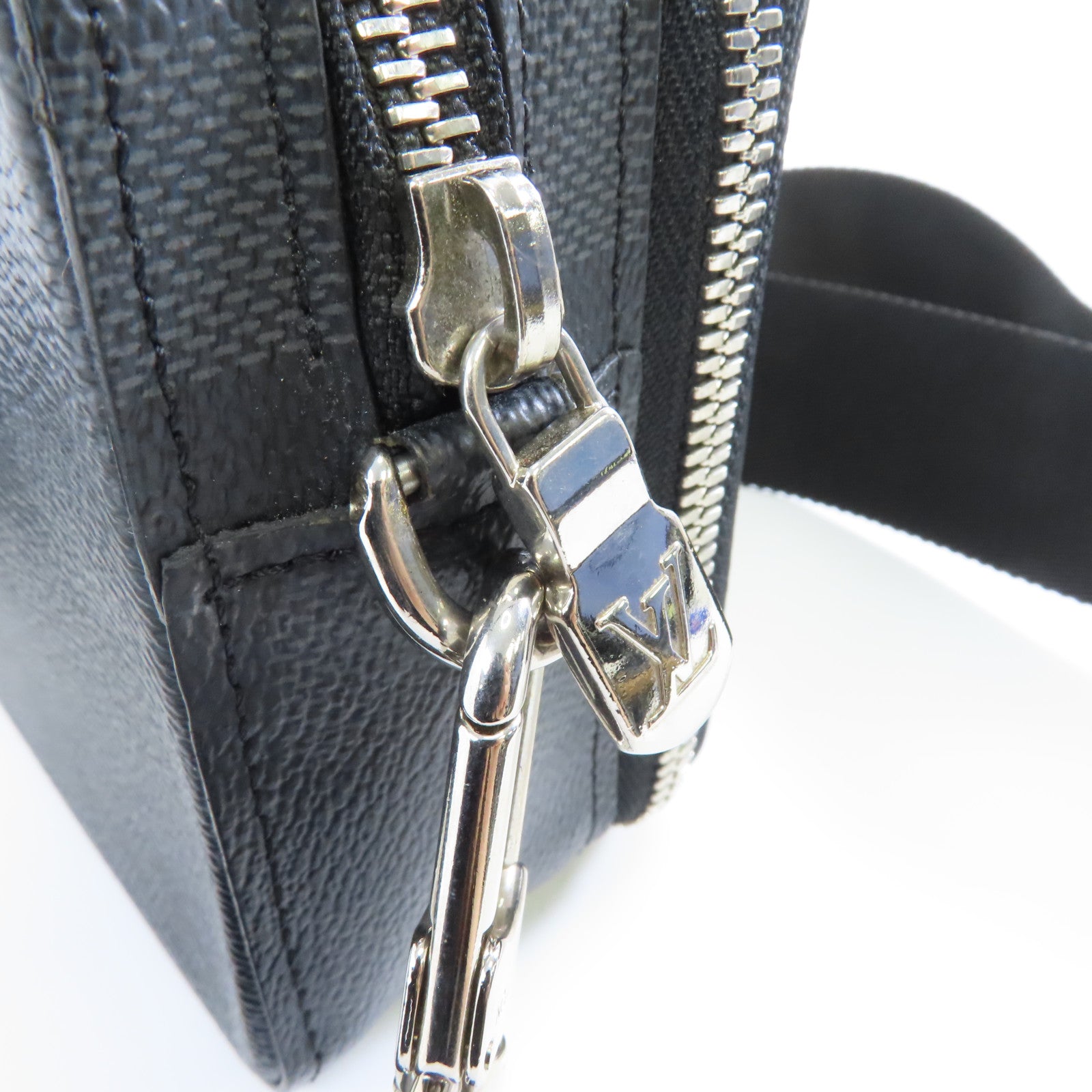 LOUIS VUITTON Damier Graphite Alpha Wearable Wallet銀扣肩背袋黑色