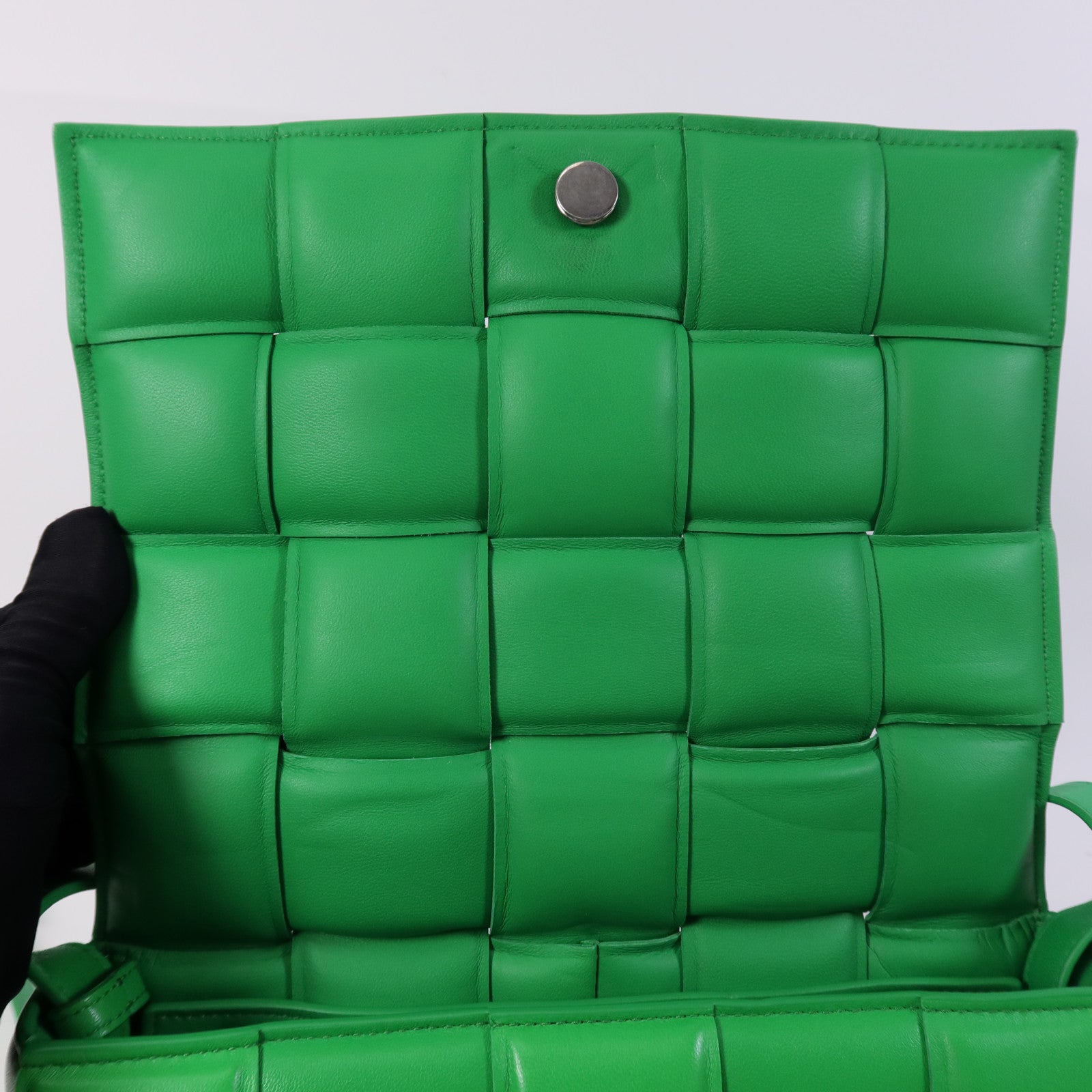 BOTTEGA VENETA 牛皮皮革Casstte Padded銀扣肩背袋