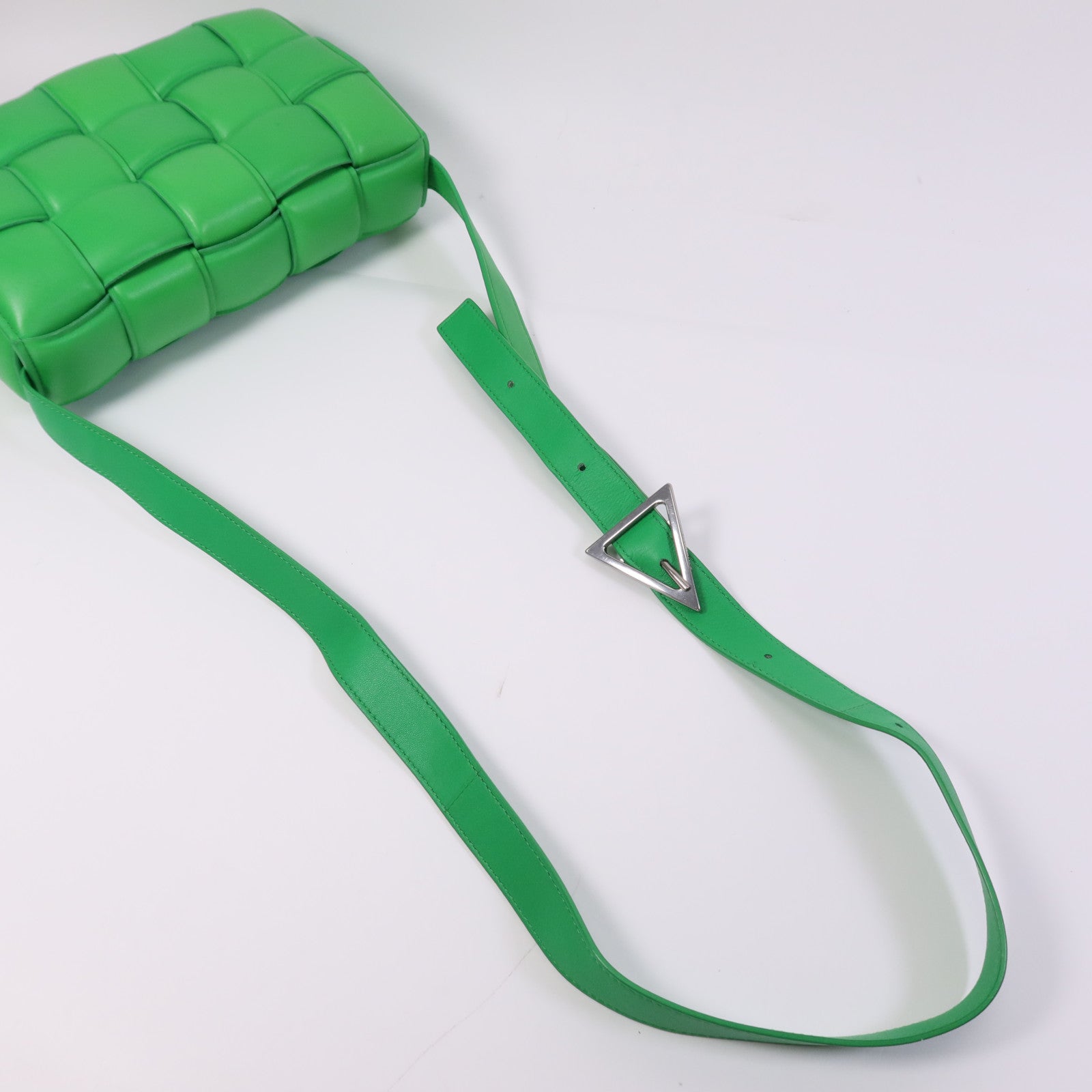 BOTTEGA VENETA 牛皮皮革Casstte Padded銀扣肩背袋