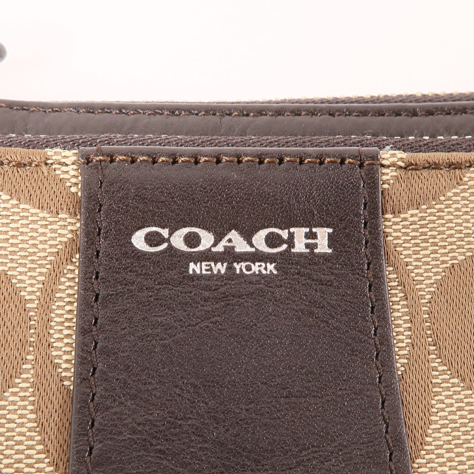 COACH 帆布Pouch銀扣手拿包棕色