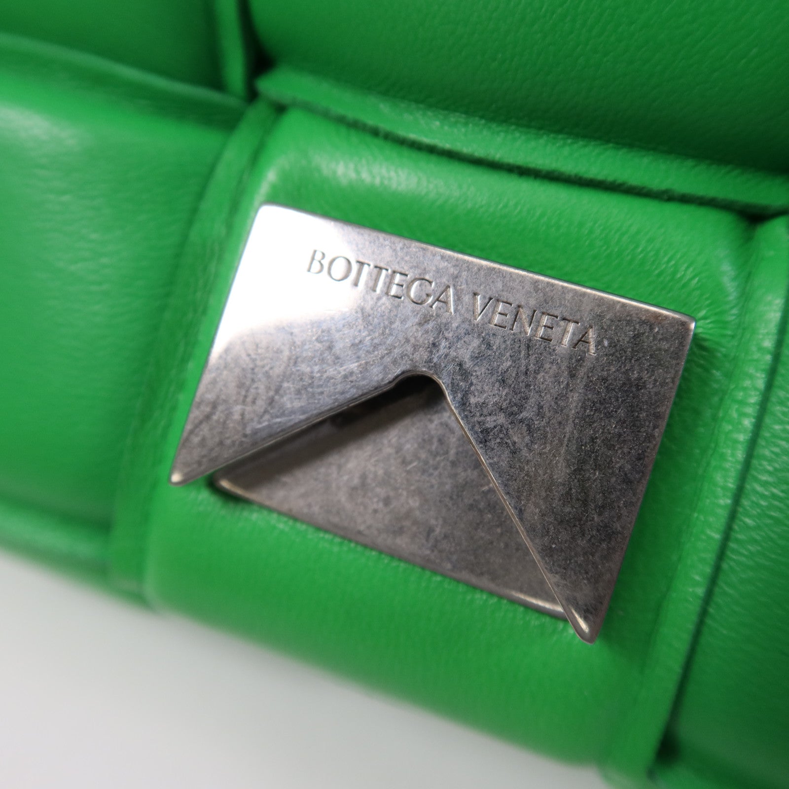 BOTTEGA VENETA 牛皮皮革Casstte Padded銀扣肩背袋