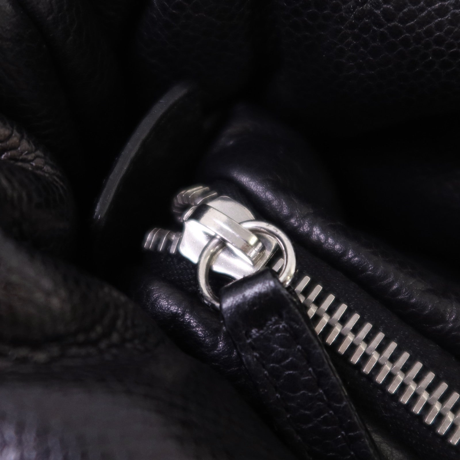 CHANEL 牛皮皮革Coco Cocoon銀扣肩背袋