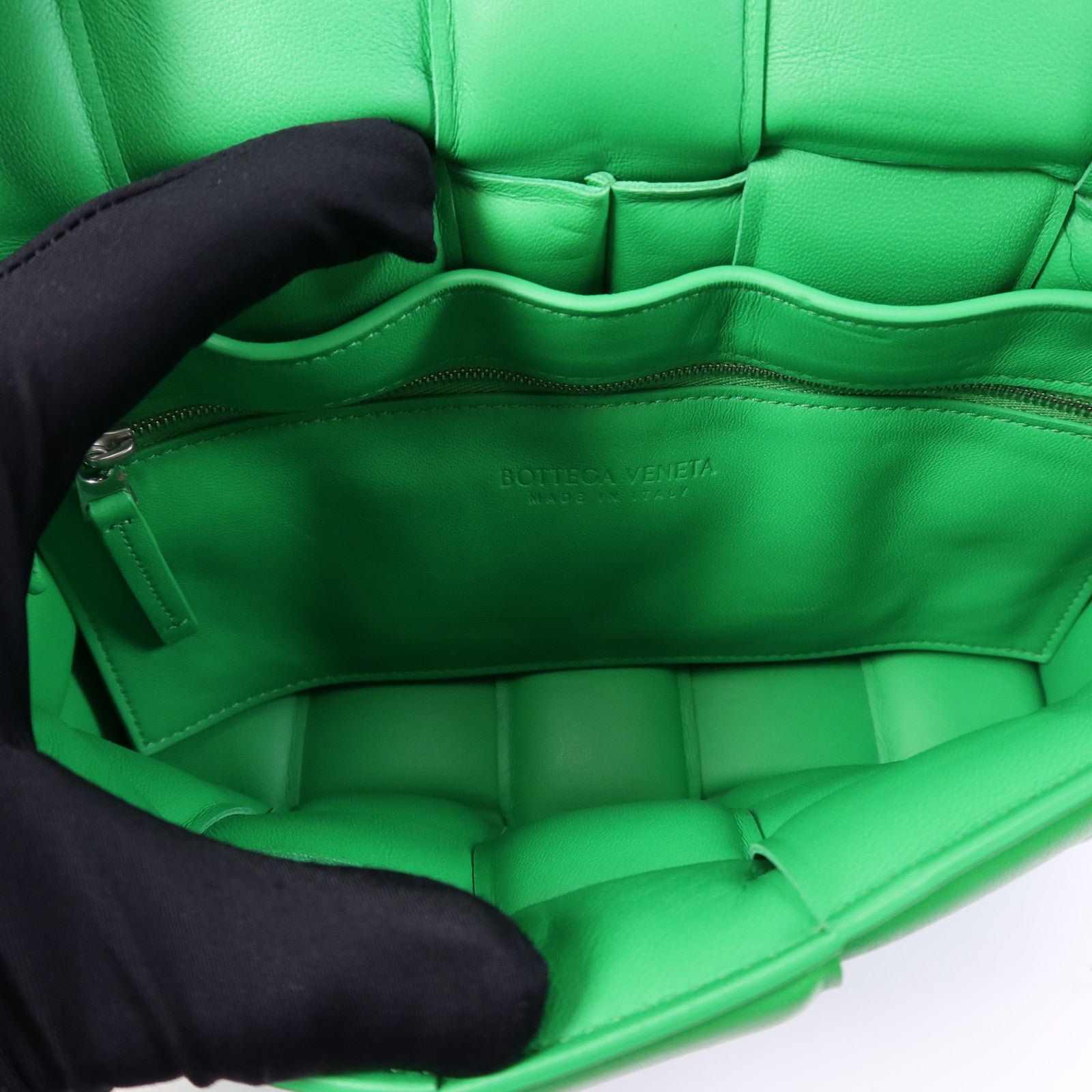 BOTTEGA VENETA 牛皮皮革Casstte Padded銀扣肩背袋