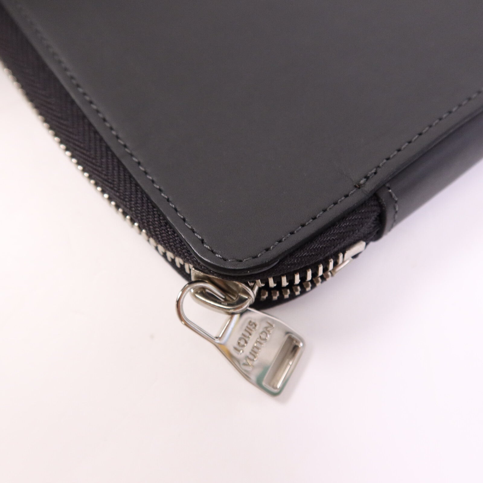 LOUIS VUITTON 【激減優惠】牛皮皮革E-Zip Long V-Line銀扣手拿包