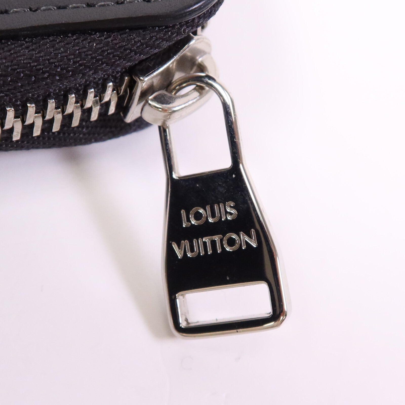 LOUIS VUITTON 【激減優惠】牛皮皮革E-Zip Long V-Line銀扣手拿包