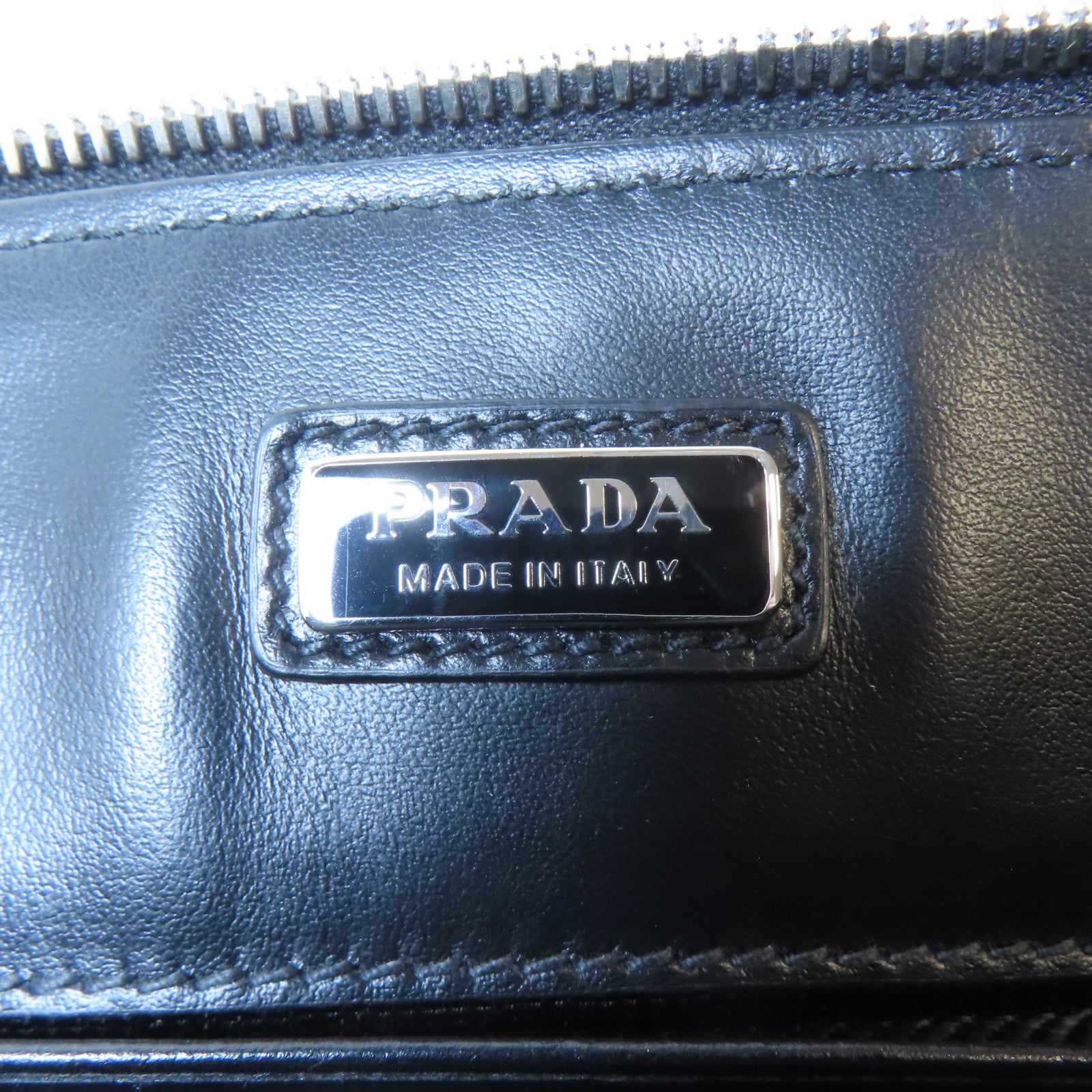 PRADA 牛皮皮革Travel Clutch銀扣手拿包黑色