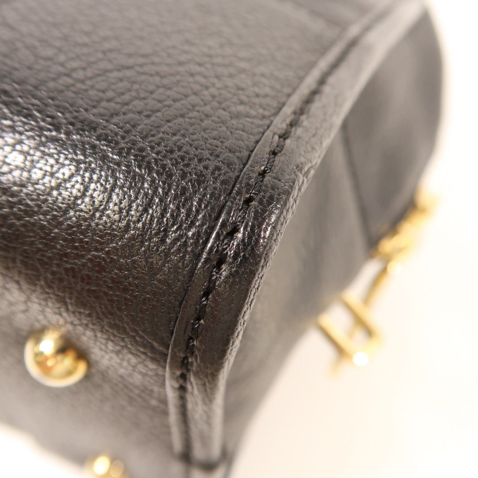 LOEWE 皮革Amazona 28金扣手挽袋黑色