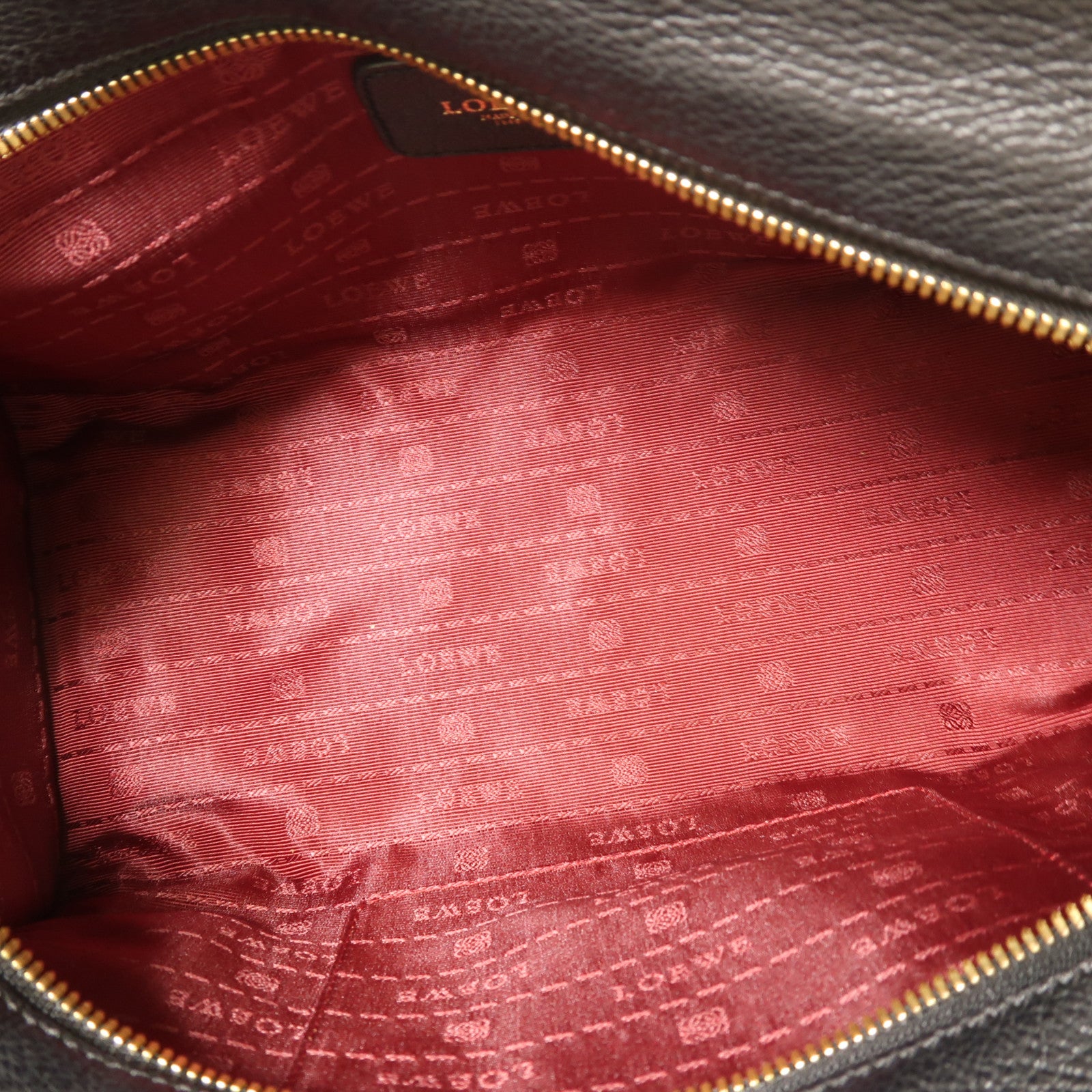 LOEWE 皮革Amazona 28金扣手挽袋黑色