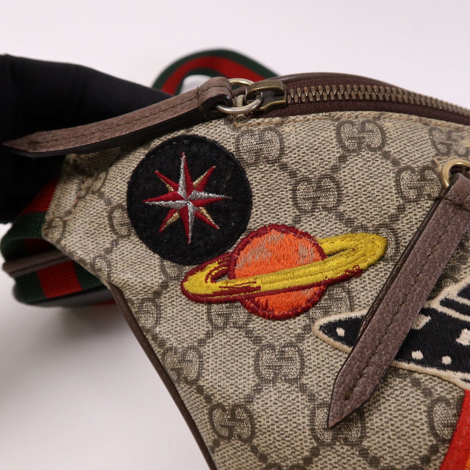 GUCCI 塗層帆布GG Supreme Courrier金扣腰包