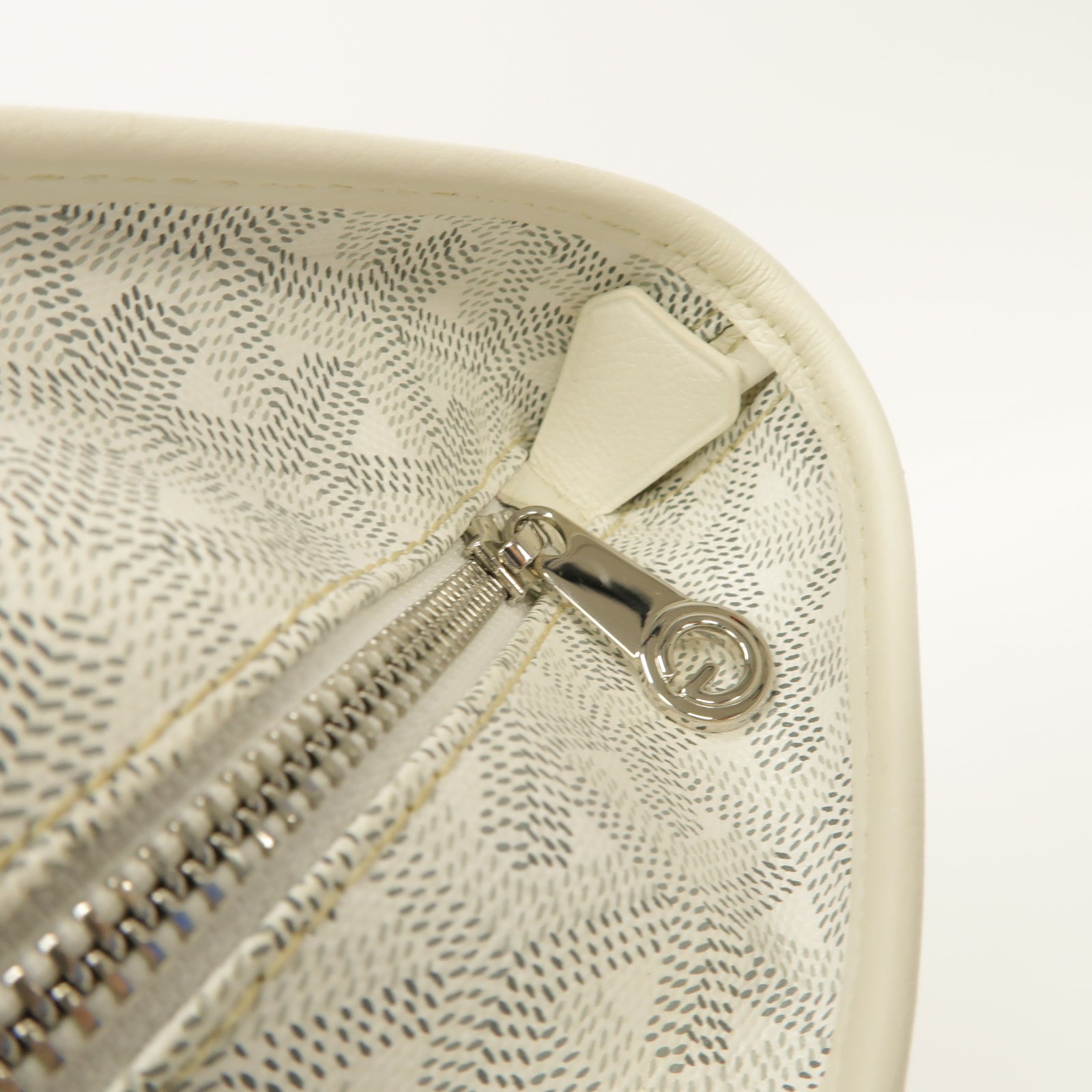 GOYARD 塗層帆布Artois銀扣肩背袋白色