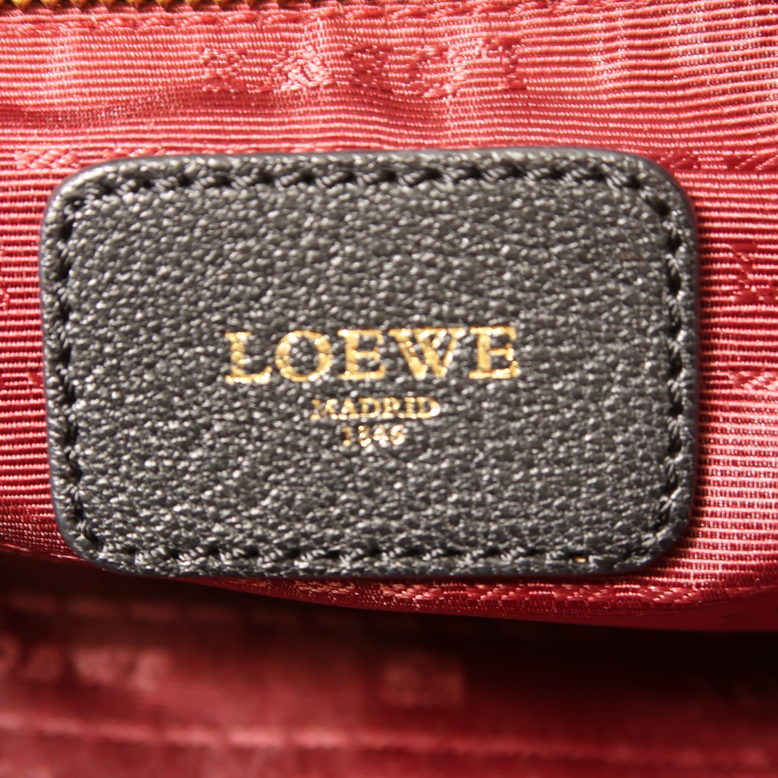 LOEWE 皮革Amazona 28金扣手挽袋黑色