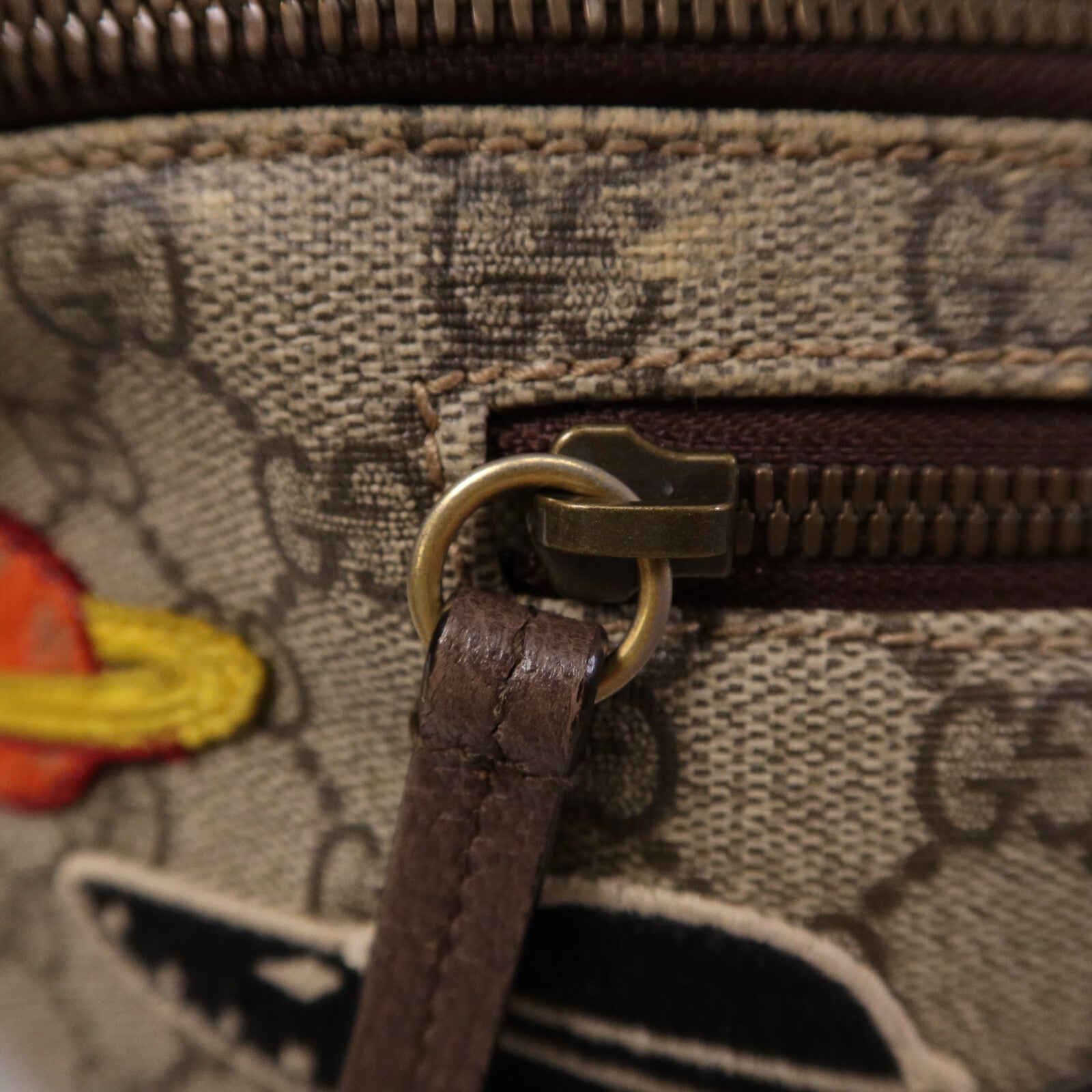 GUCCI 塗層帆布GG Supreme Courrier金扣腰包