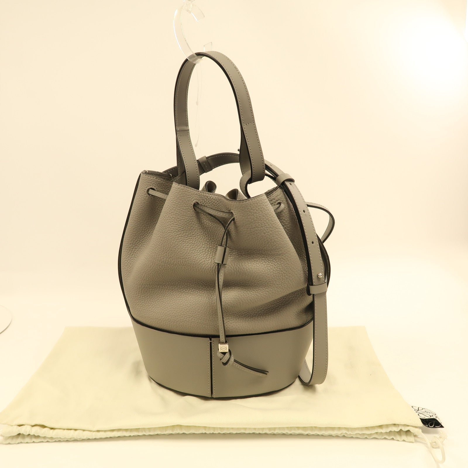 LOEWE 牛皮皮革Balloon Medium Bucket銀扣手挽肩背兩用袋灰色