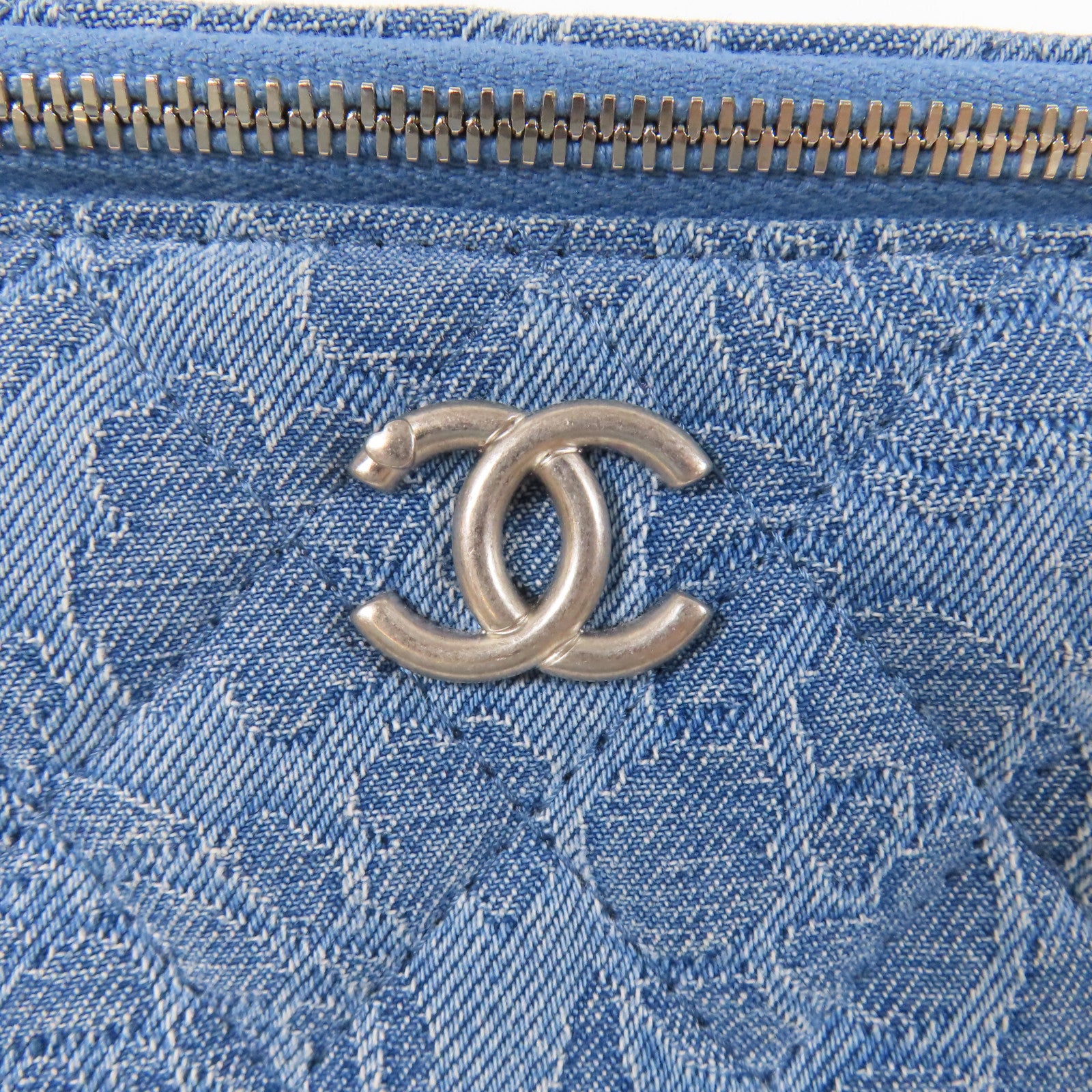 CHANEL 菱格牛仔布Vanity銀扣鏈帶肩背袋藍色
